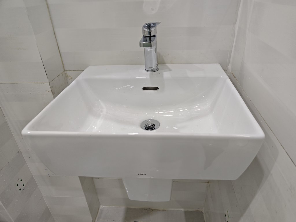 Đánh giá sản phẩm Chậu lavabo treo tường TOTO LHT328C chân lửng