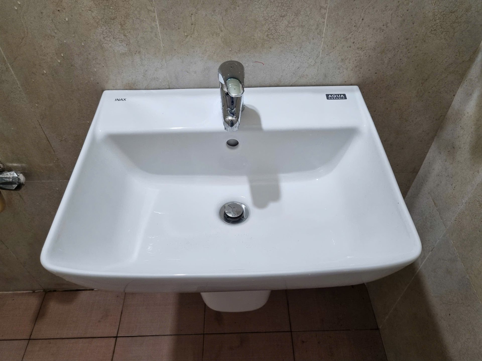 Đánh giá sản phẩm Chậu rửa lavabo treo tường INAX AL-312V (AL312V) (AL-312VFC) men Aqua Ceramic