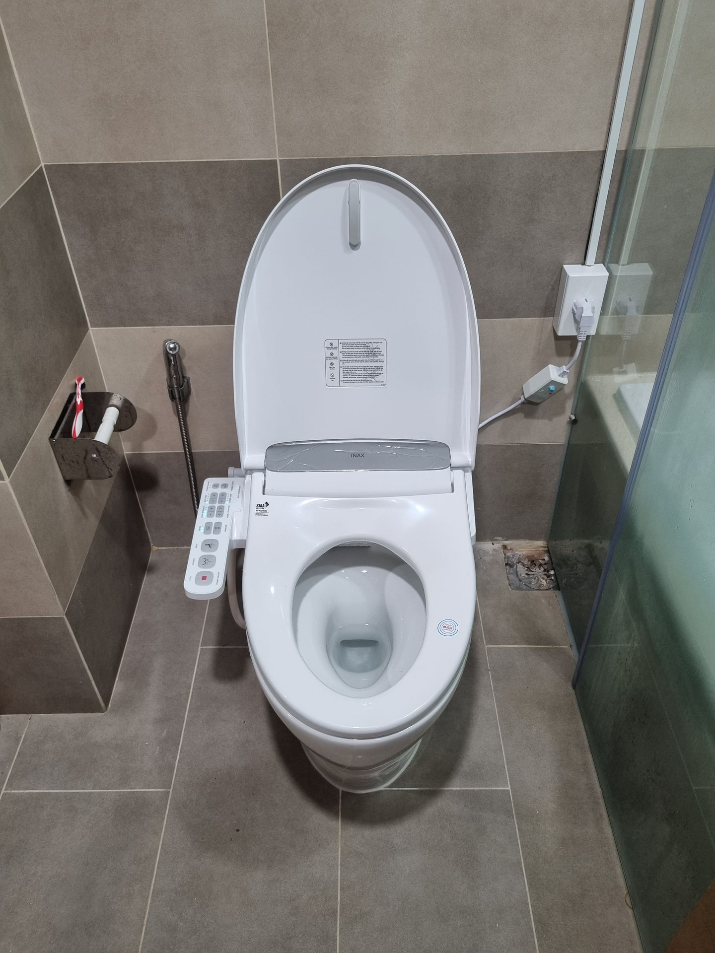 Đánh giá sản phẩm Bồn cầu 1 khối nắp điện tử INAX AC-989 + CW-H20VN