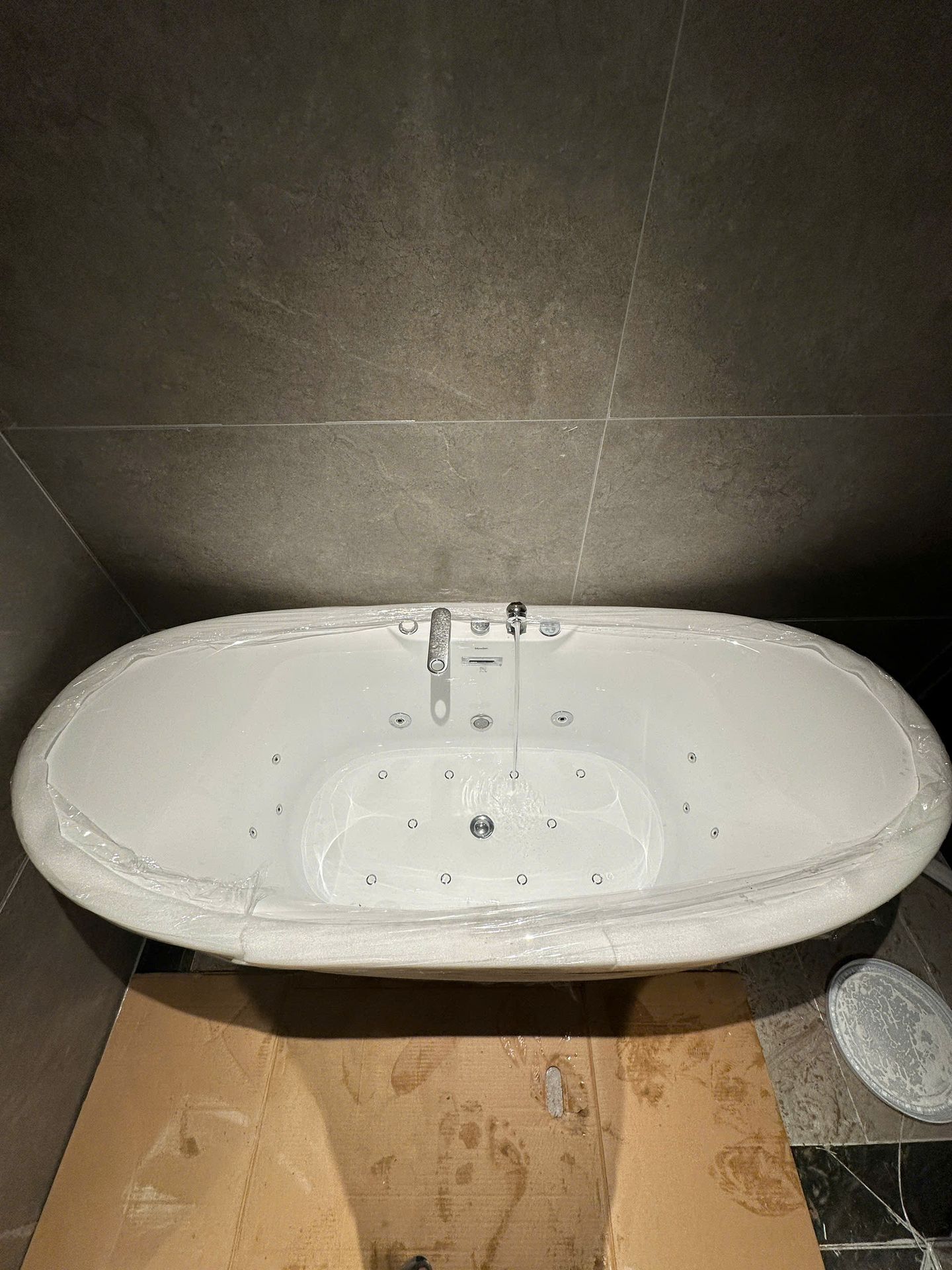 Đánh giá sản phẩm Bồn tắm đặt sàn massage 1.8m MOWOEN MW8305BFB-180.MS