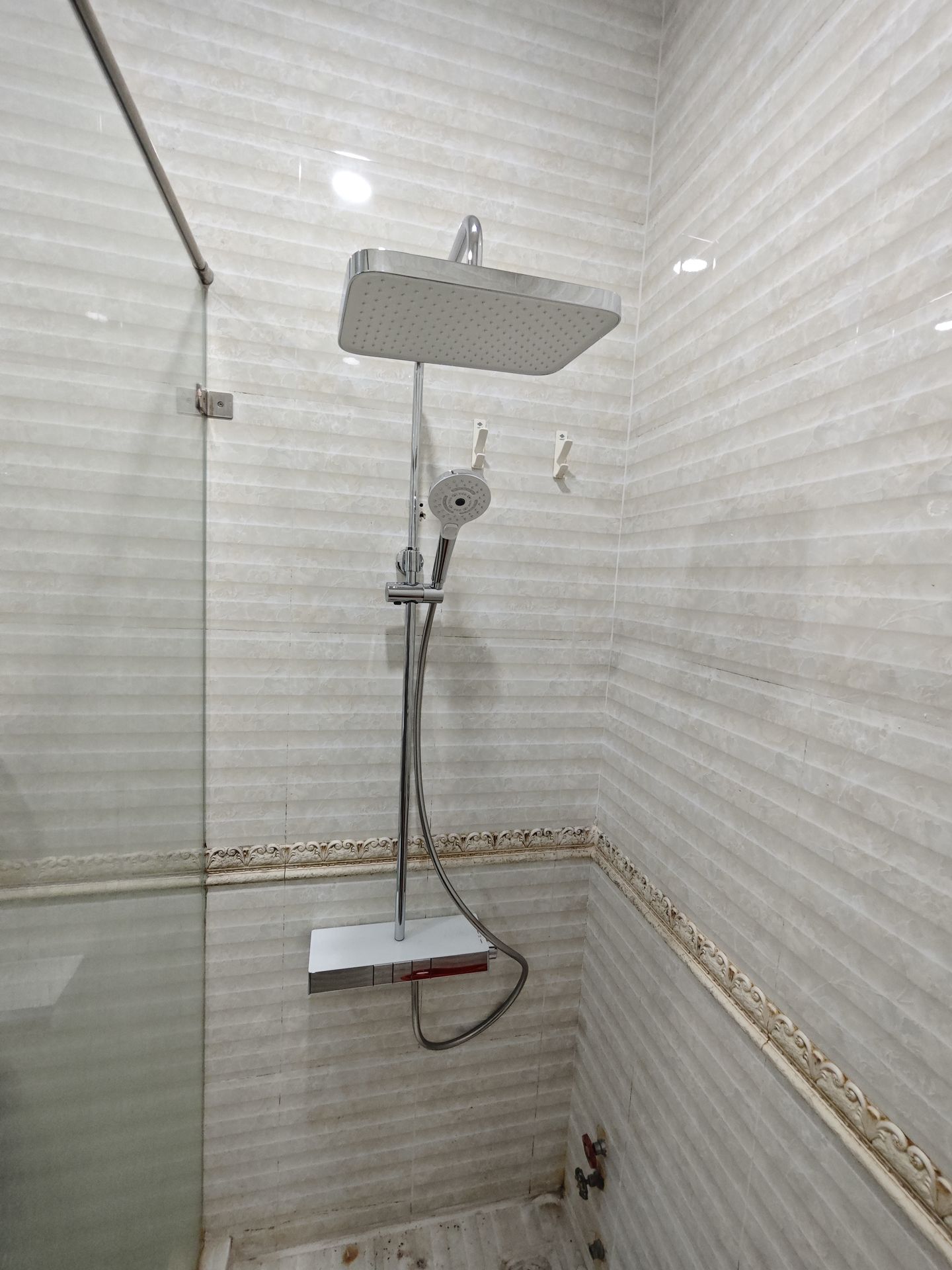 Đánh giá sản phẩm Sen cây nhiệt độ TOTO TBW12400V (kèm vòi xả bồn và kệ để đồ)