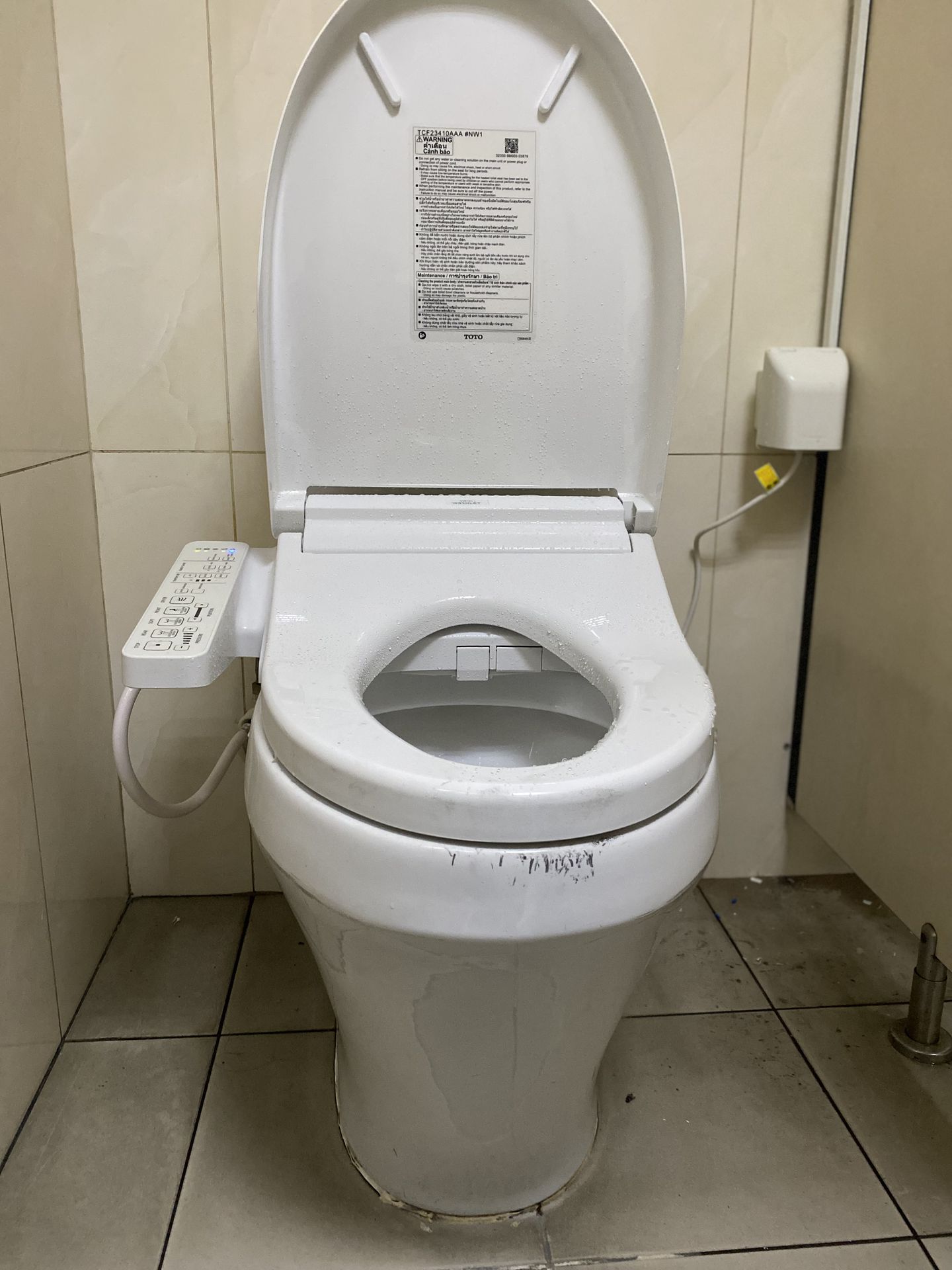 Đánh giá sản phẩm Nắp bồn cầu thông minh Washlet C2 TOTO TCF23410AAA (W16)