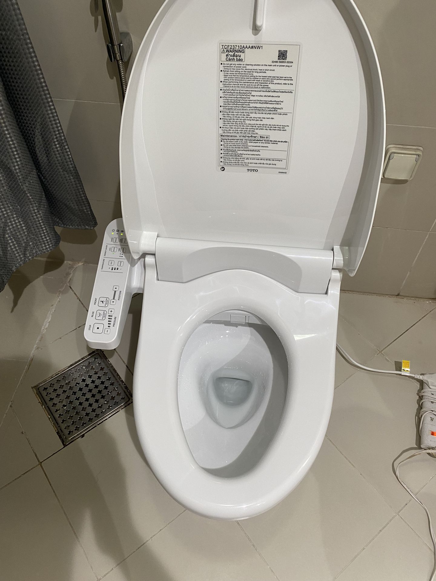 Đánh giá sản phẩm Bồn cầu 1 khối TOTO MS857DW18 nắp điện tử TCF23710AAA Washlet C2 cơ bản