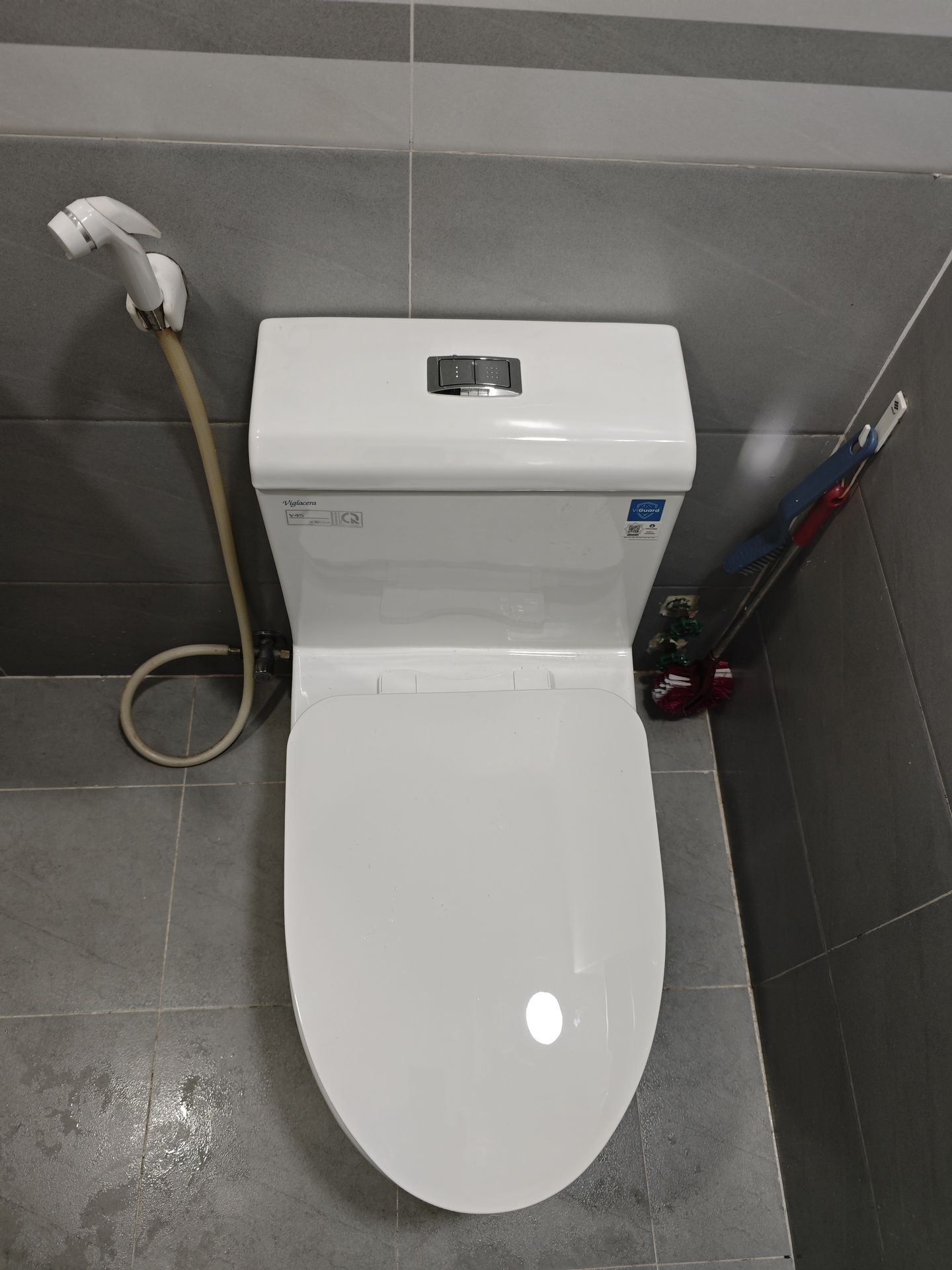 Đánh giá sản phẩm Bồn cầu 1 khối Viglacera V45M nắp êm xả xoáy (+ vòi xịt VG826 & van VG853)