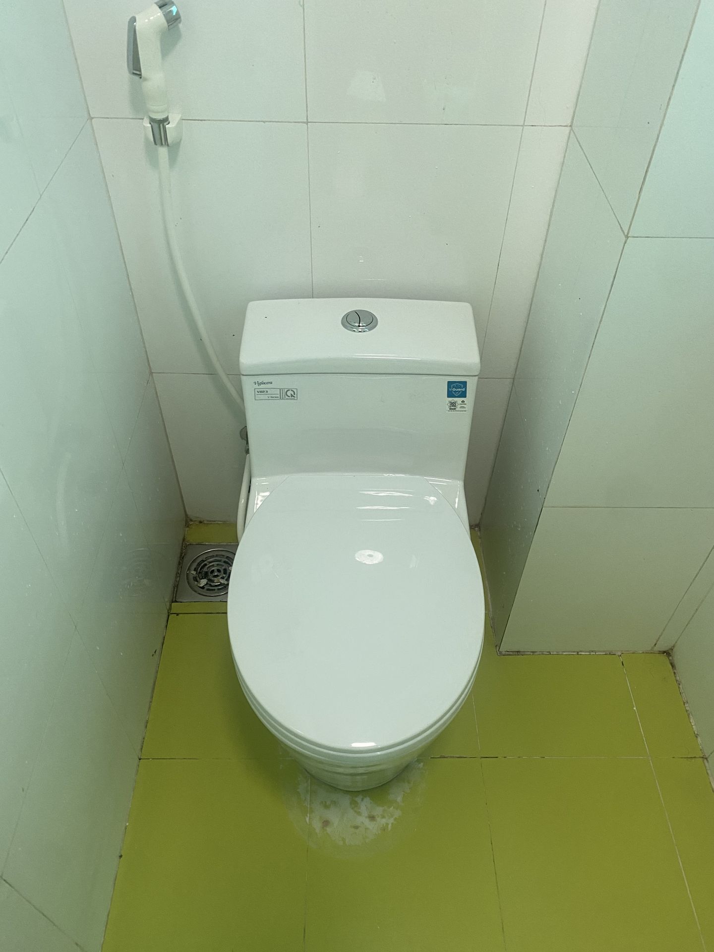 Đánh giá sản phẩm Bồn cầu 1 khối nắp êm Viglacera V823 (+ vòi xịt VG826)