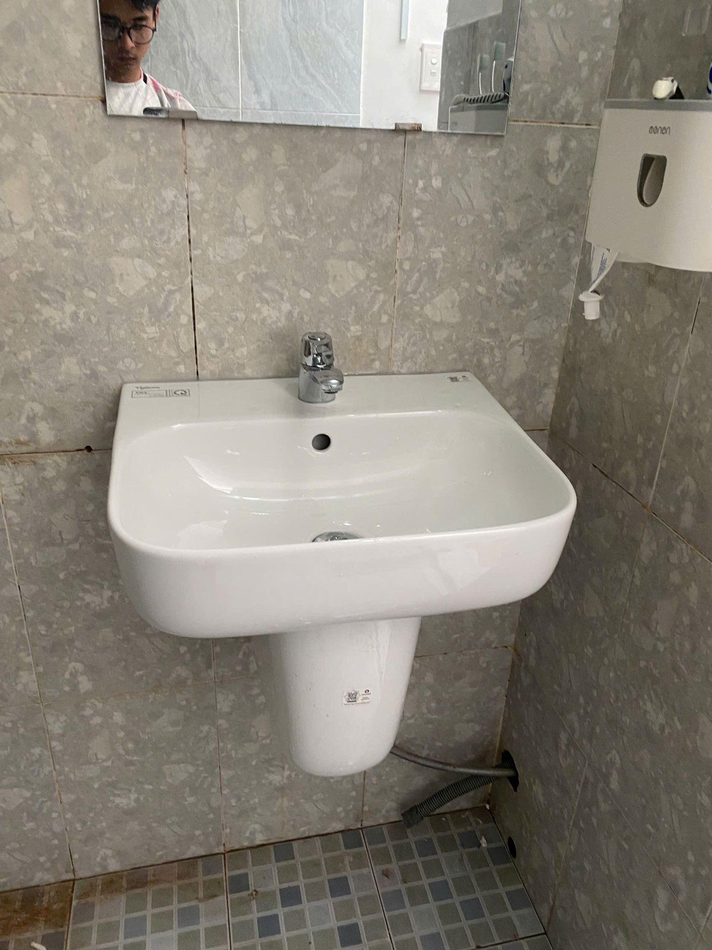 Đánh giá sản phẩm Chậu rửa lavabo treo tường Viglacera V23 chân lửng