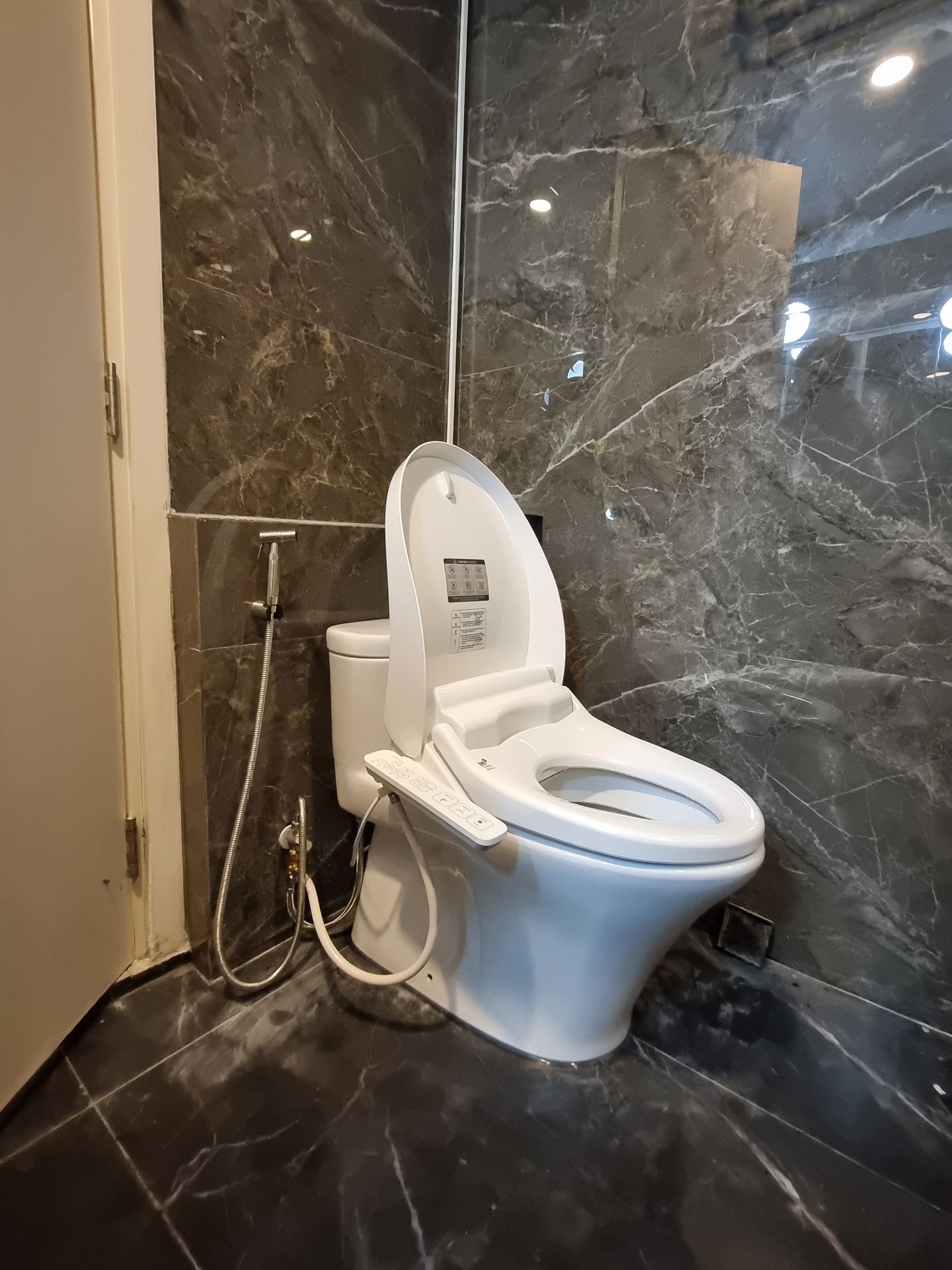 Đánh giá sản phẩm Bồn cầu 1 khối nắp điện tử INAX AC-959A + CW-H18VN