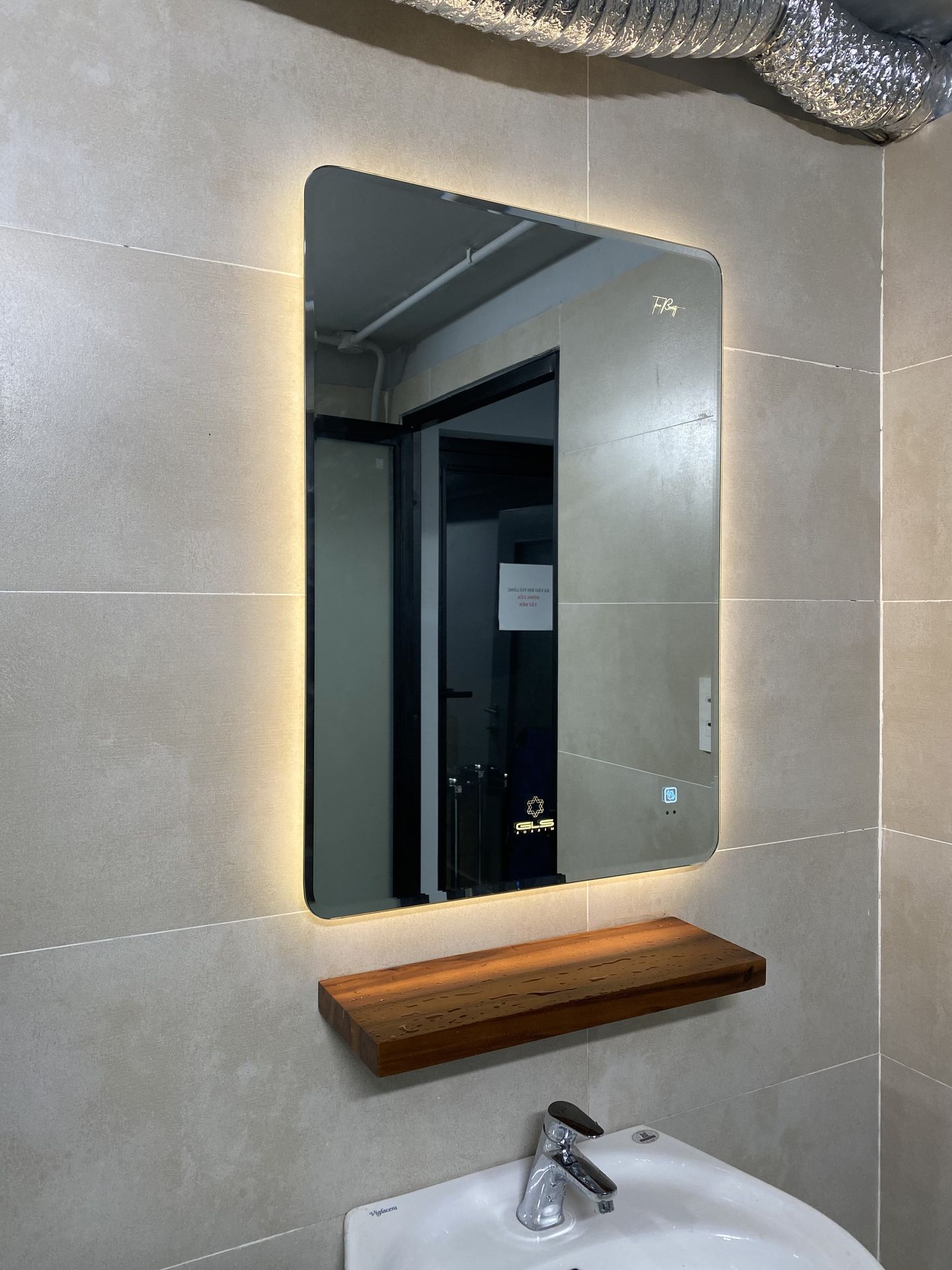 Đánh giá sản phẩm Gương led chữ nhật 50x70cm GLS M35R31 ánh sáng ngoài mài vát cạnh