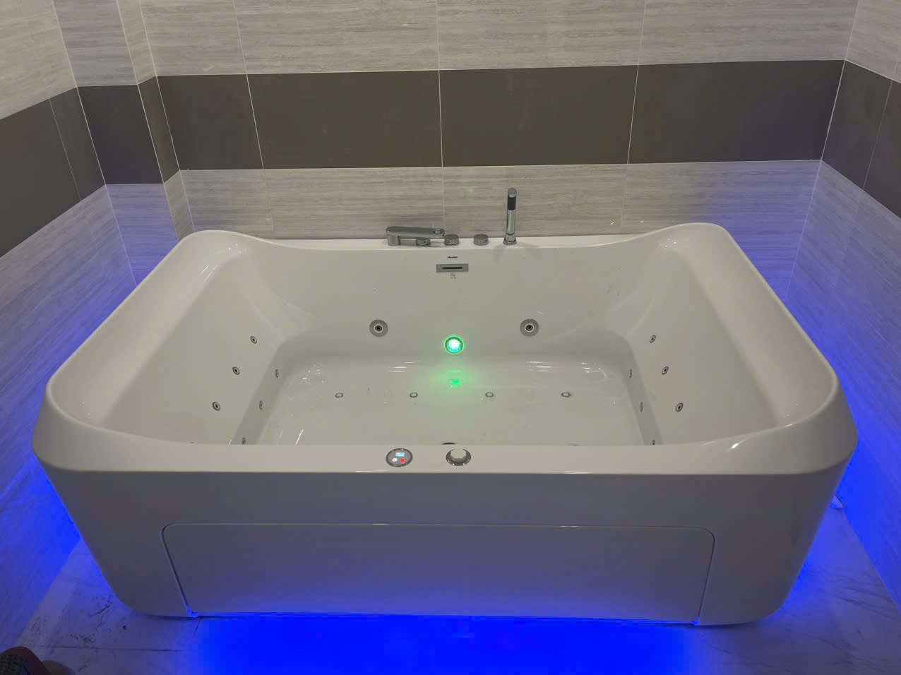 Đánh giá sản phẩm Bồn tắm đặt sàn massage 1.8m gồm vòi MOWOEN MW8123-180.2MS