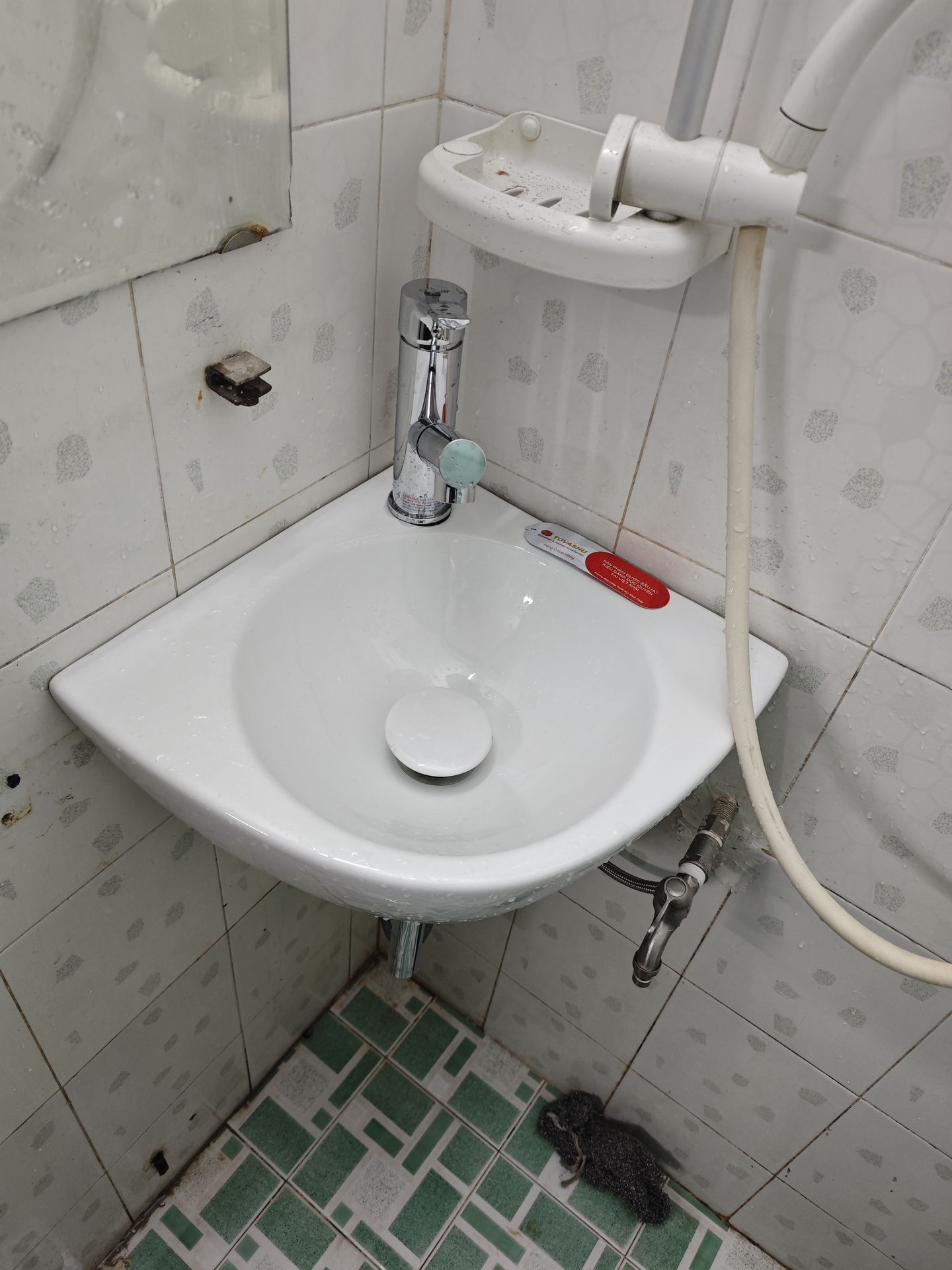 Đánh giá sản phẩm Chậu rửa lavabo treo tường đặt góc Caesar L2014
