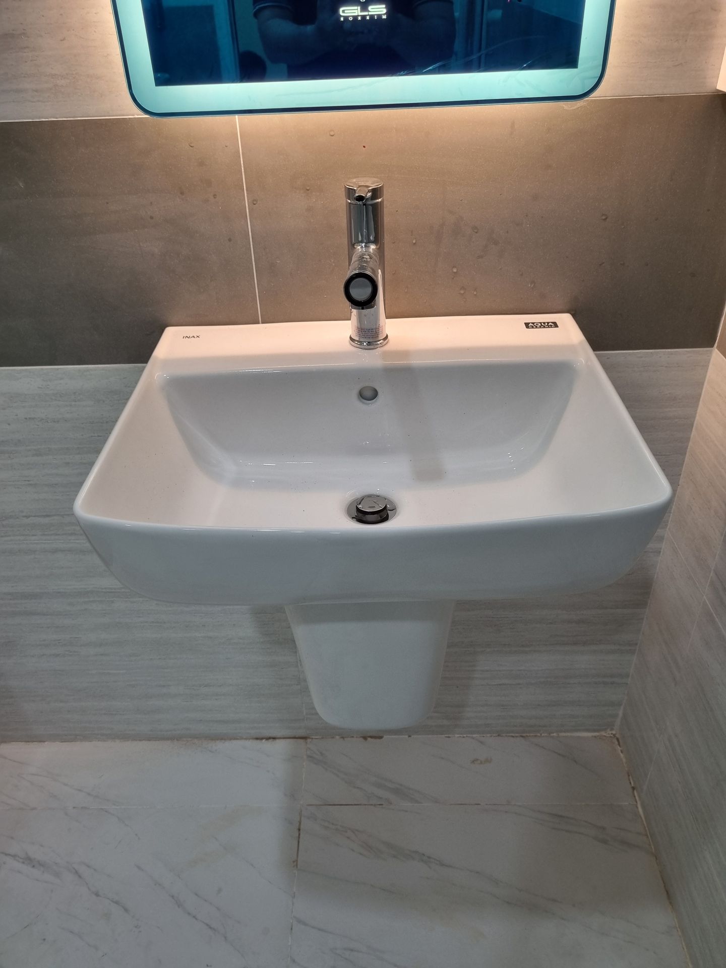 Đánh giá sản phẩm Vòi chậu lavabo nóng lạnh dây rút Caesar B196C