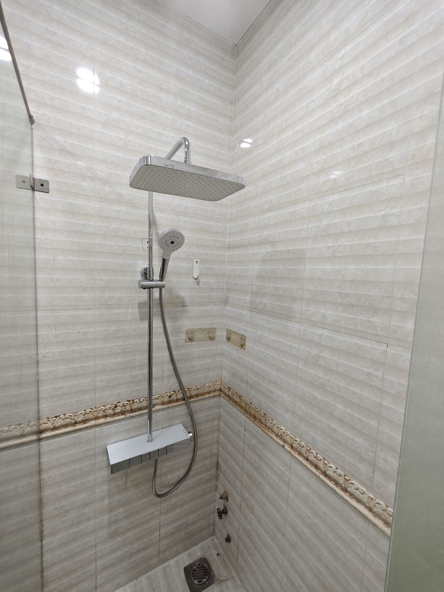 Đánh giá sản phẩm Sen cây nhiệt độ TOTO TBW12400V (kèm vòi xả bồn và kệ để đồ)