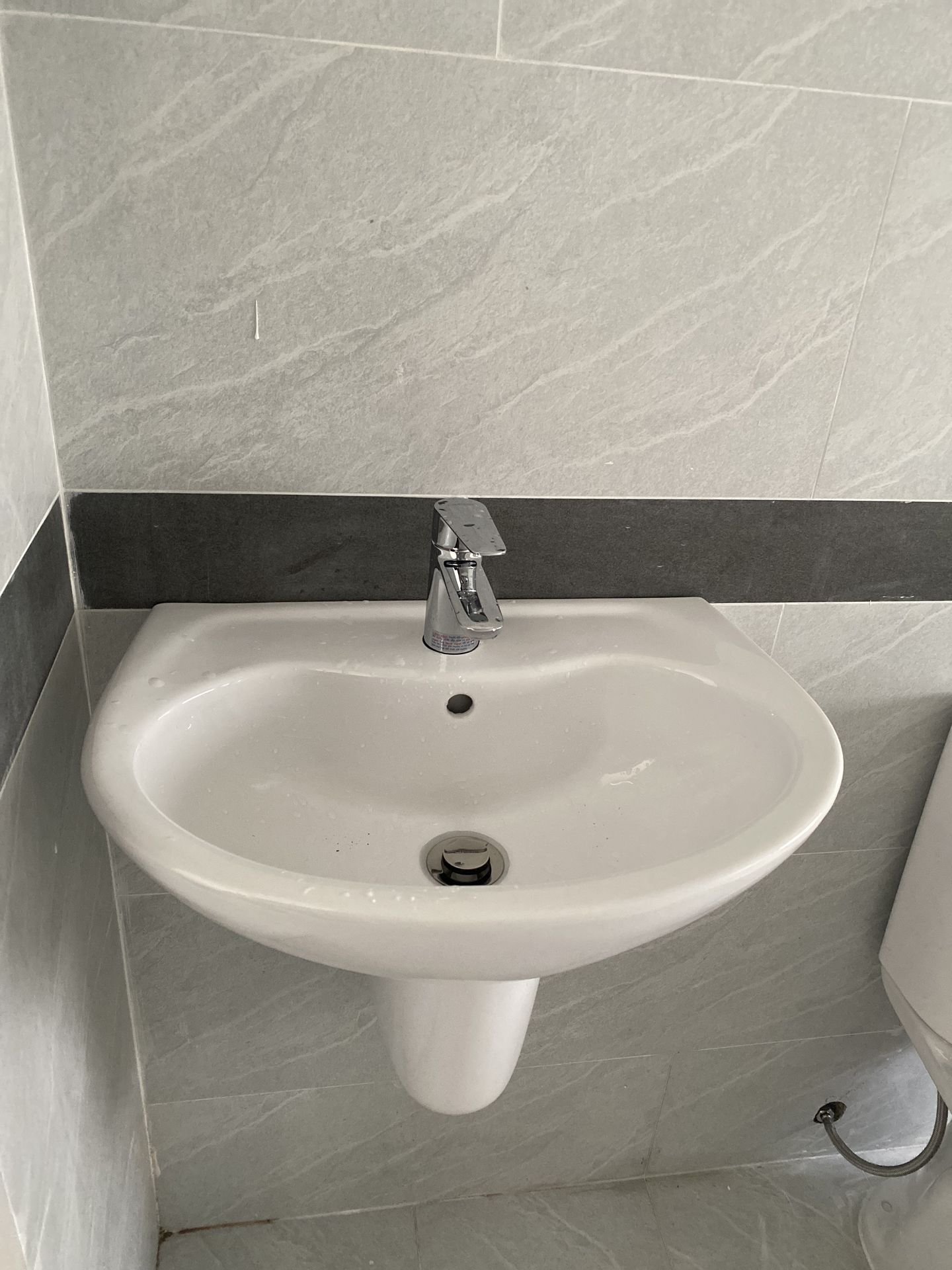 Đánh giá sản phẩm Vòi chậu lavabo nóng lạnh Caesar B380CU