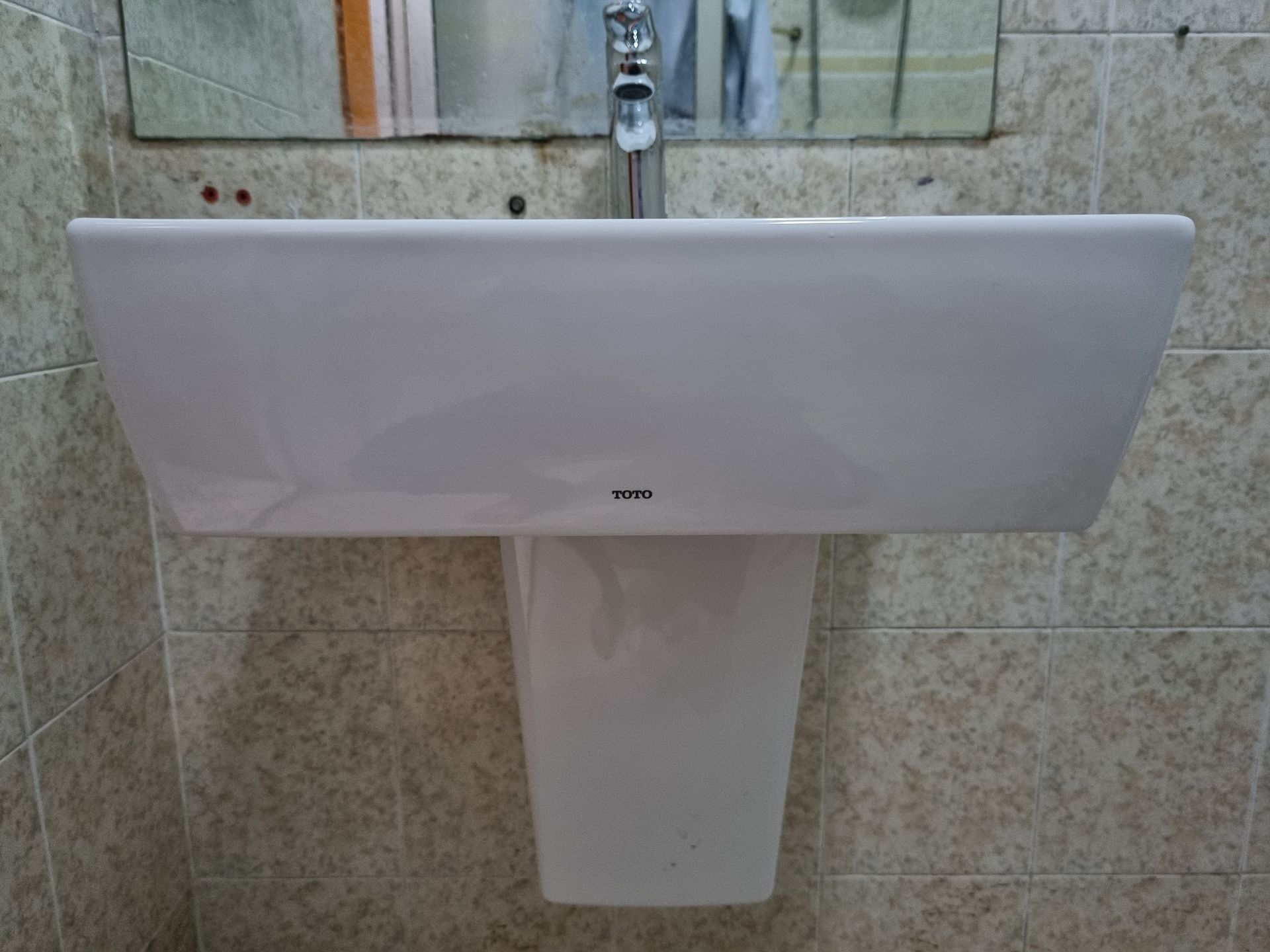 Đánh giá sản phẩm Chậu lavabo treo tường TOTO LHT328C chân lửng