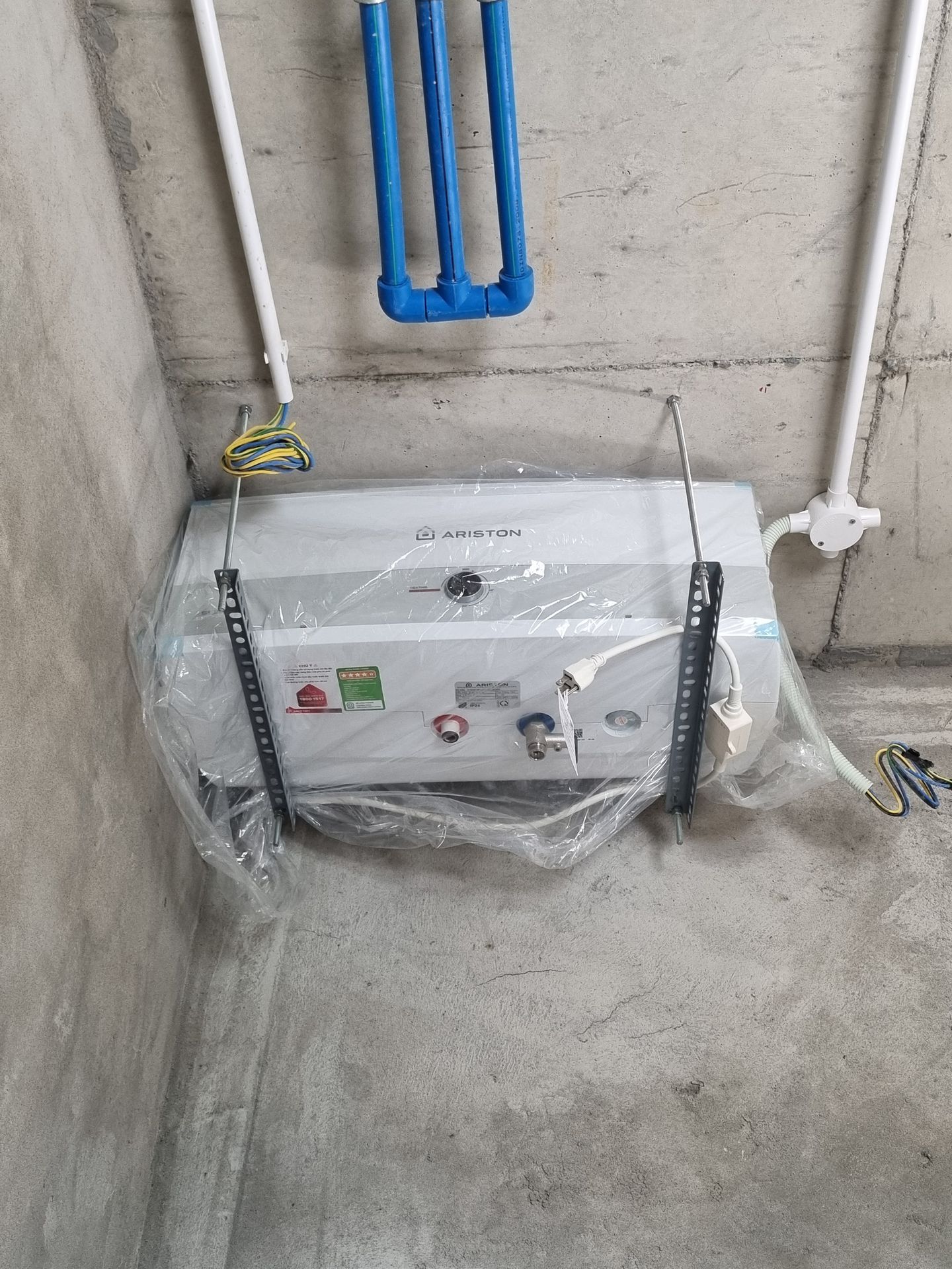 Đánh giá sản phẩm Máy nước nóng gián tiếp Slim3 R Ariston