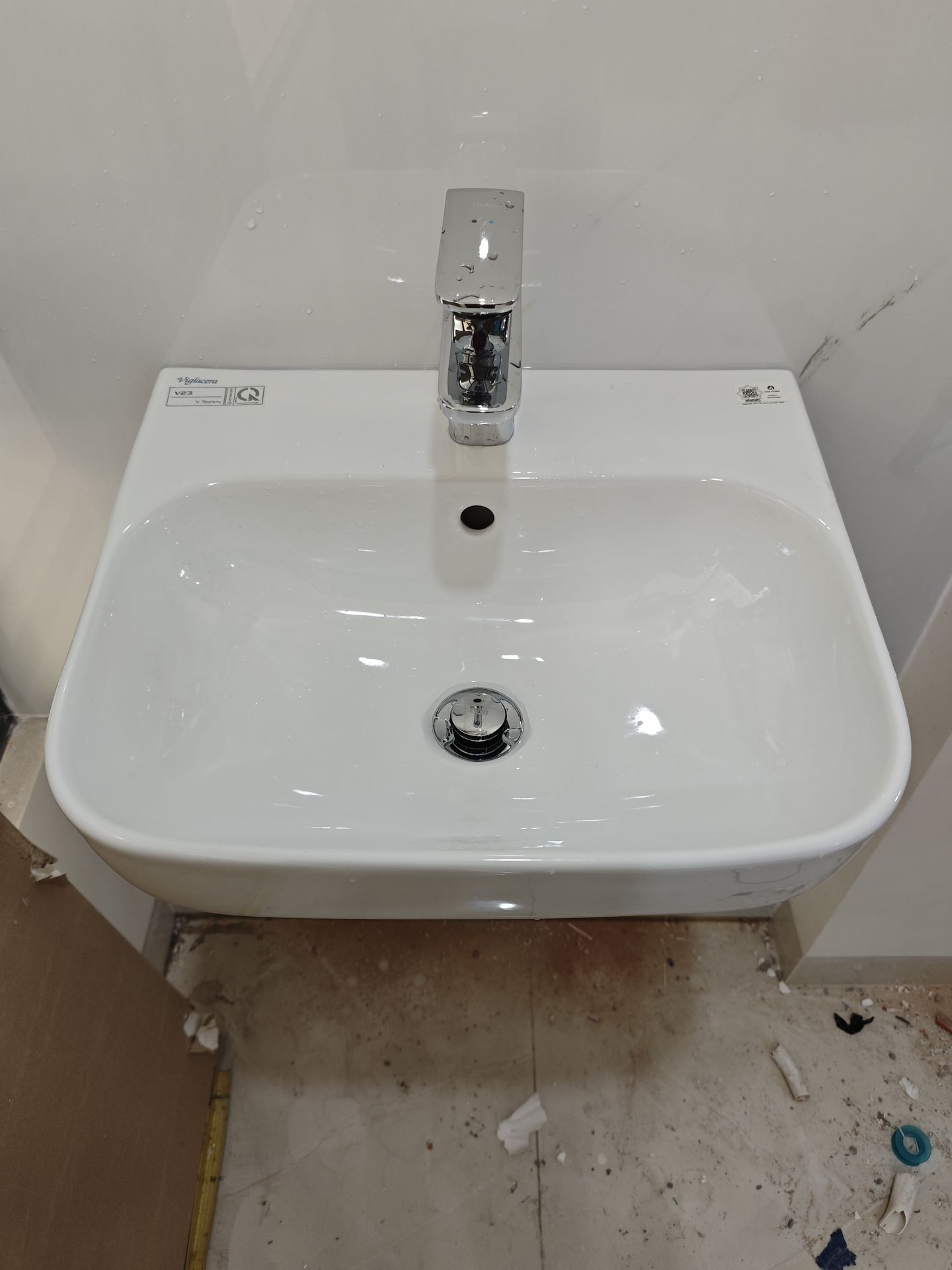 Đánh giá sản phẩm Chậu rửa lavabo treo tường Viglacera V23 chân lửng