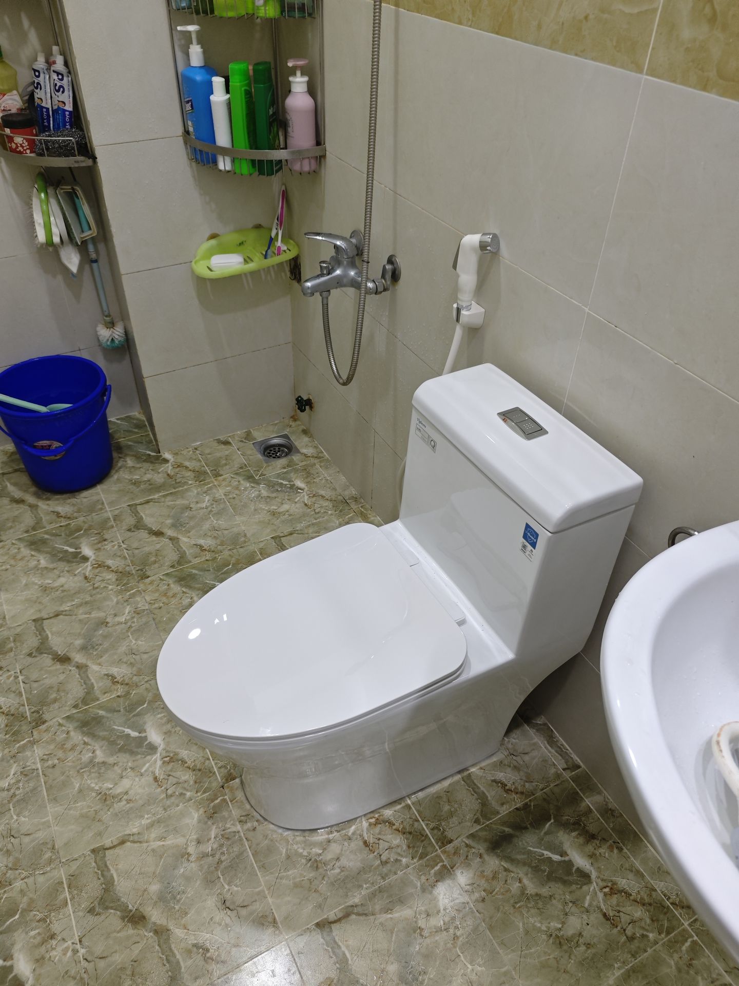 Đánh giá sản phẩm Bồn cầu 1 khối Viglacera V45M nắp êm xả xoáy (+ vòi xịt VG826 & van VG853)