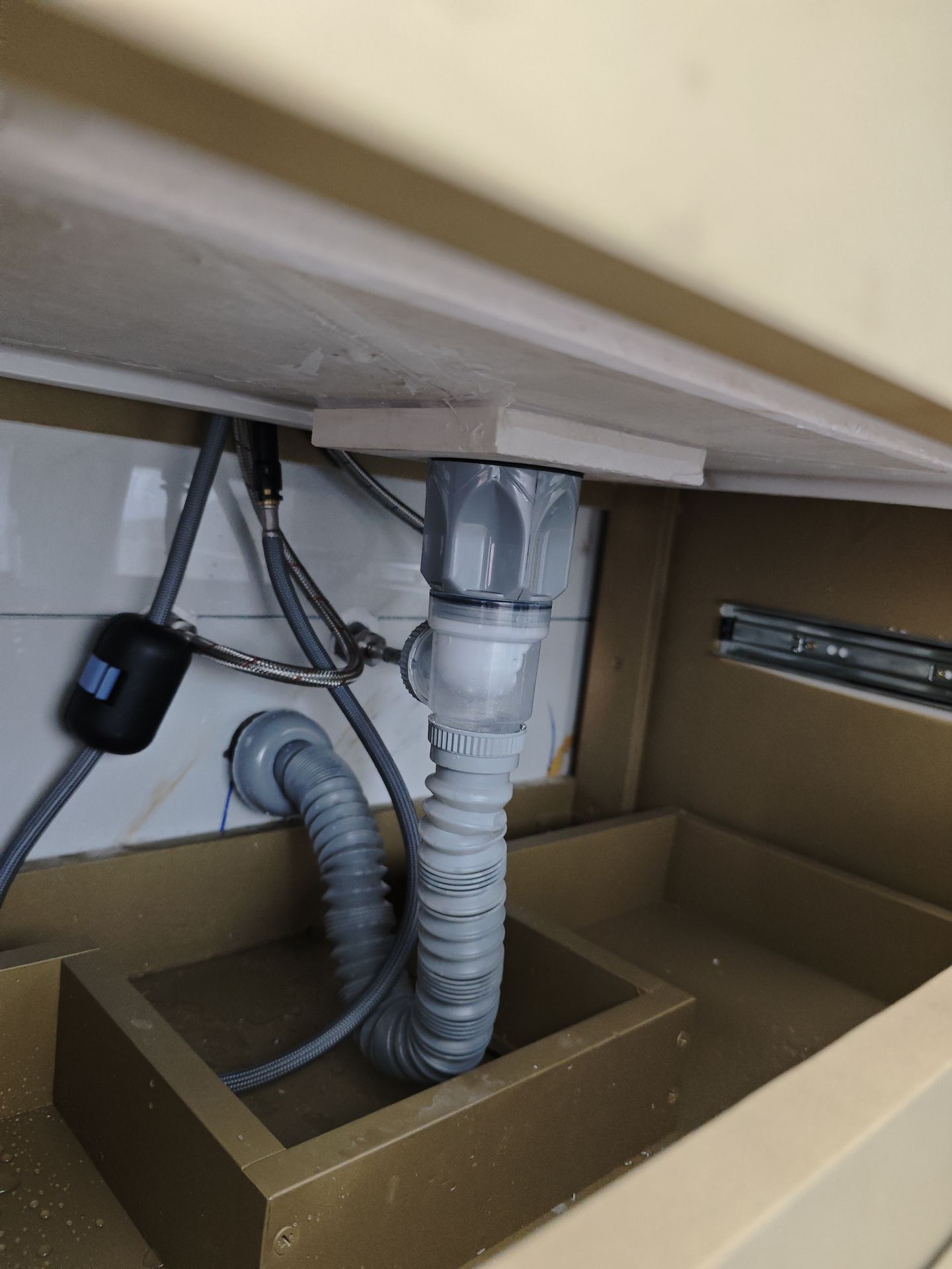 Đánh giá sản phẩm Vòi chậu lavabo nóng lạnh dây rút Caesar B196C