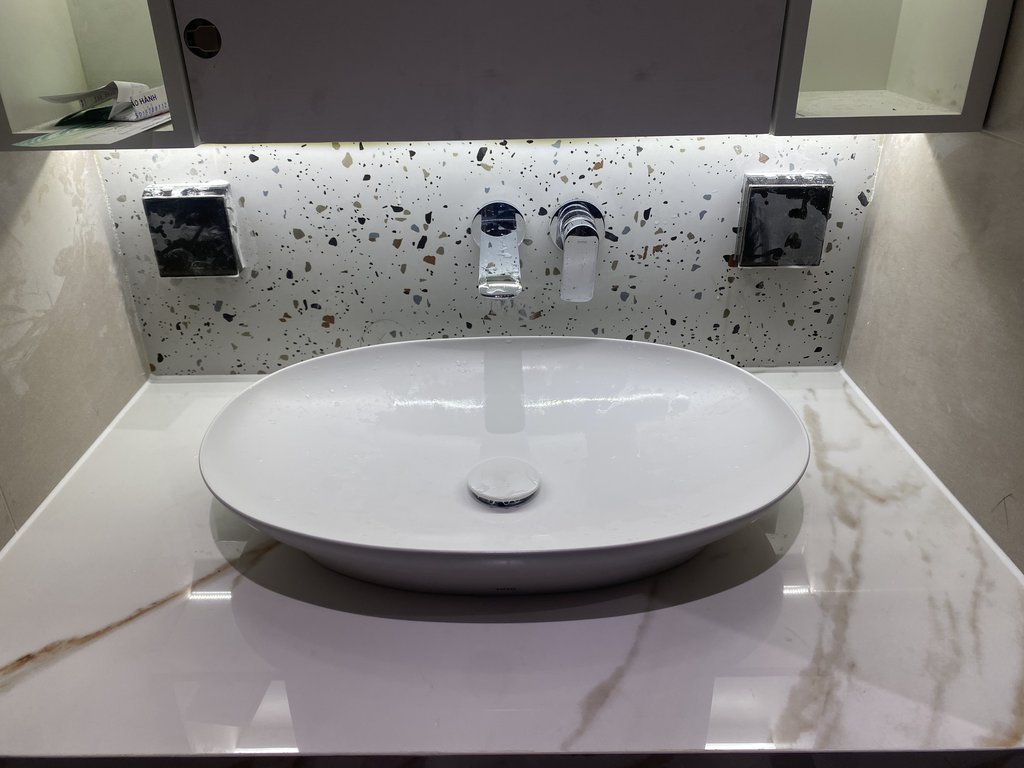 Đánh giá sản phẩm Vòi lavabo nóng lạnh gắn tường GA TOTO TLG04310BB