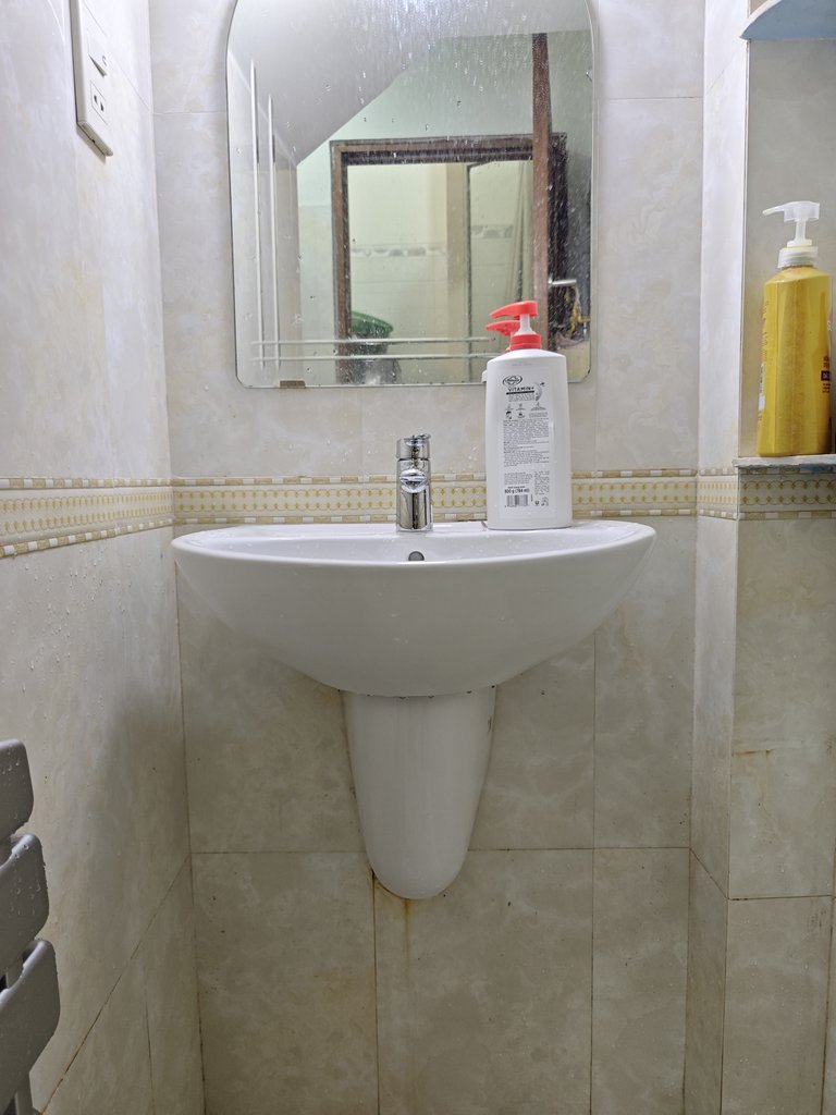 Đánh giá sản phẩm Chậu lavabo treo tường TOTO LHT240CS#W chân lửng