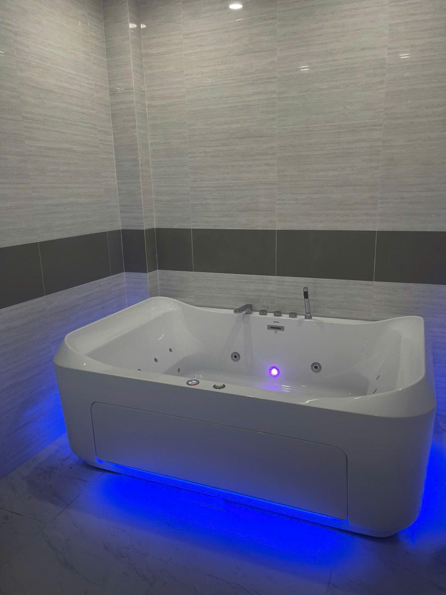 Đánh giá sản phẩm Bồn tắm đặt sàn massage 1.8m gồm vòi MOWOEN MW8123-180.2MS