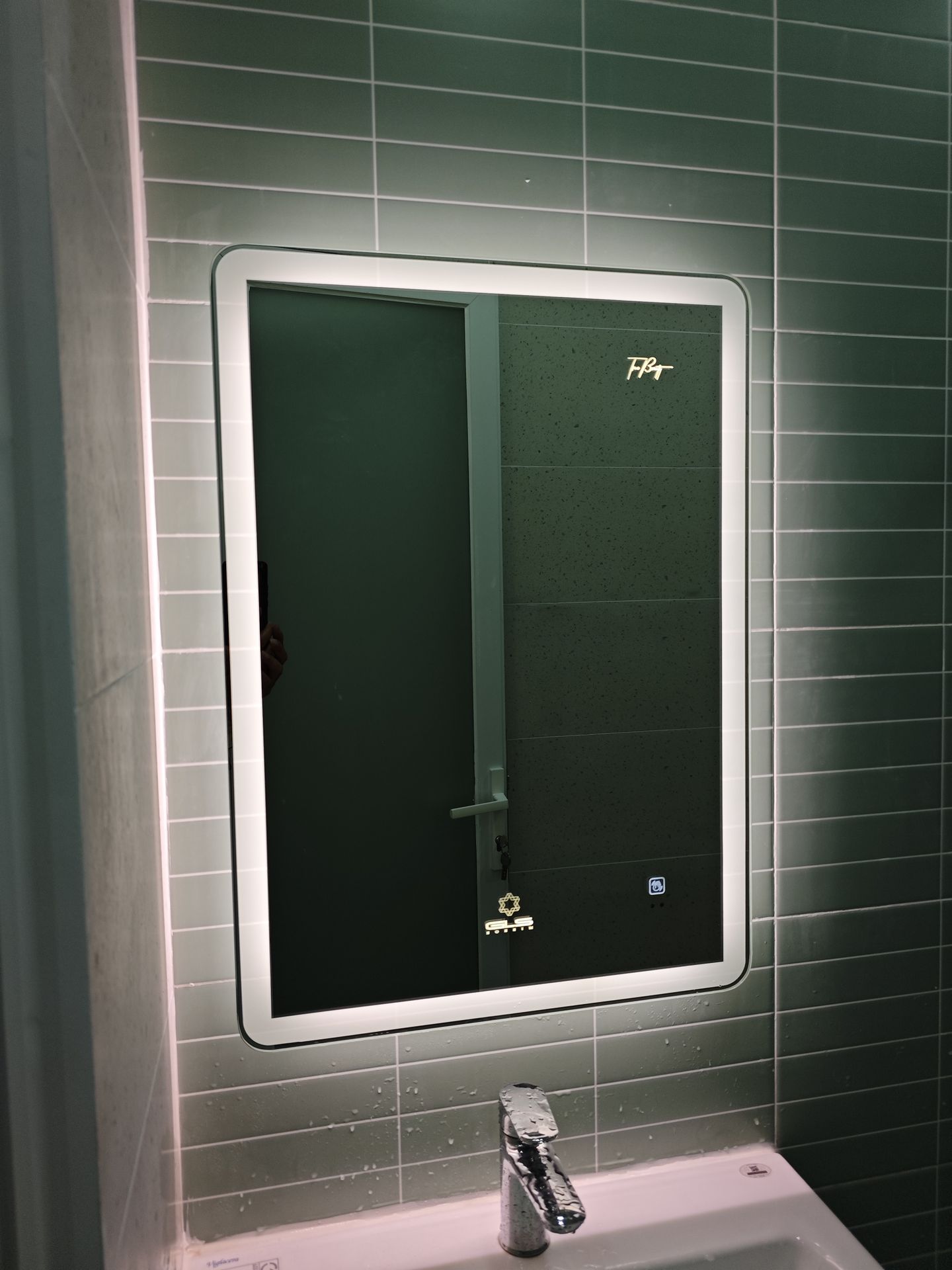 Đánh giá sản phẩm Gương led chữ nhật 50x70cm GLS M35R36 ánh sáng ngoài hoa văn