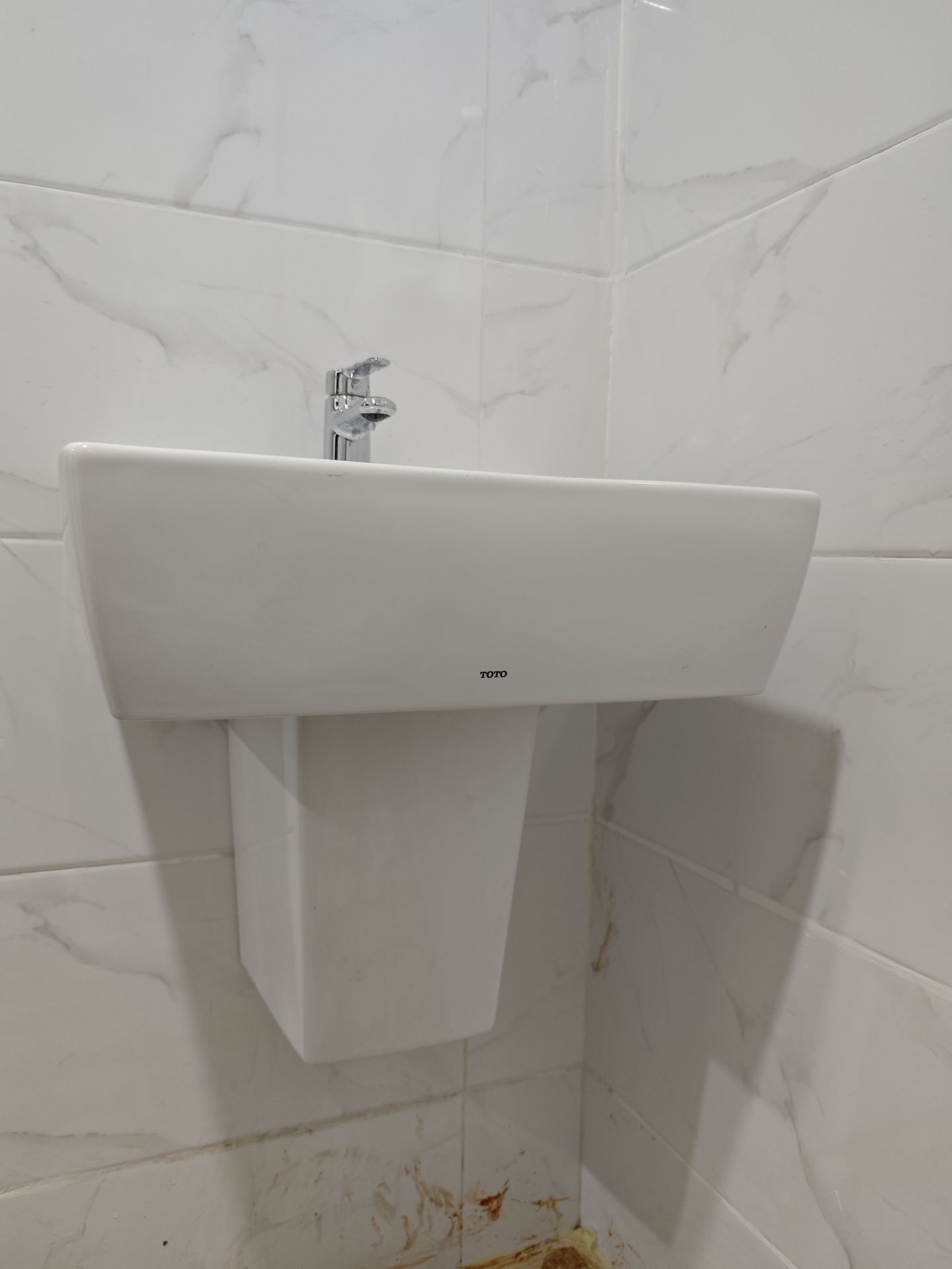 Đánh giá sản phẩm Chậu lavabo treo tường TOTO LHT328C chân lửng