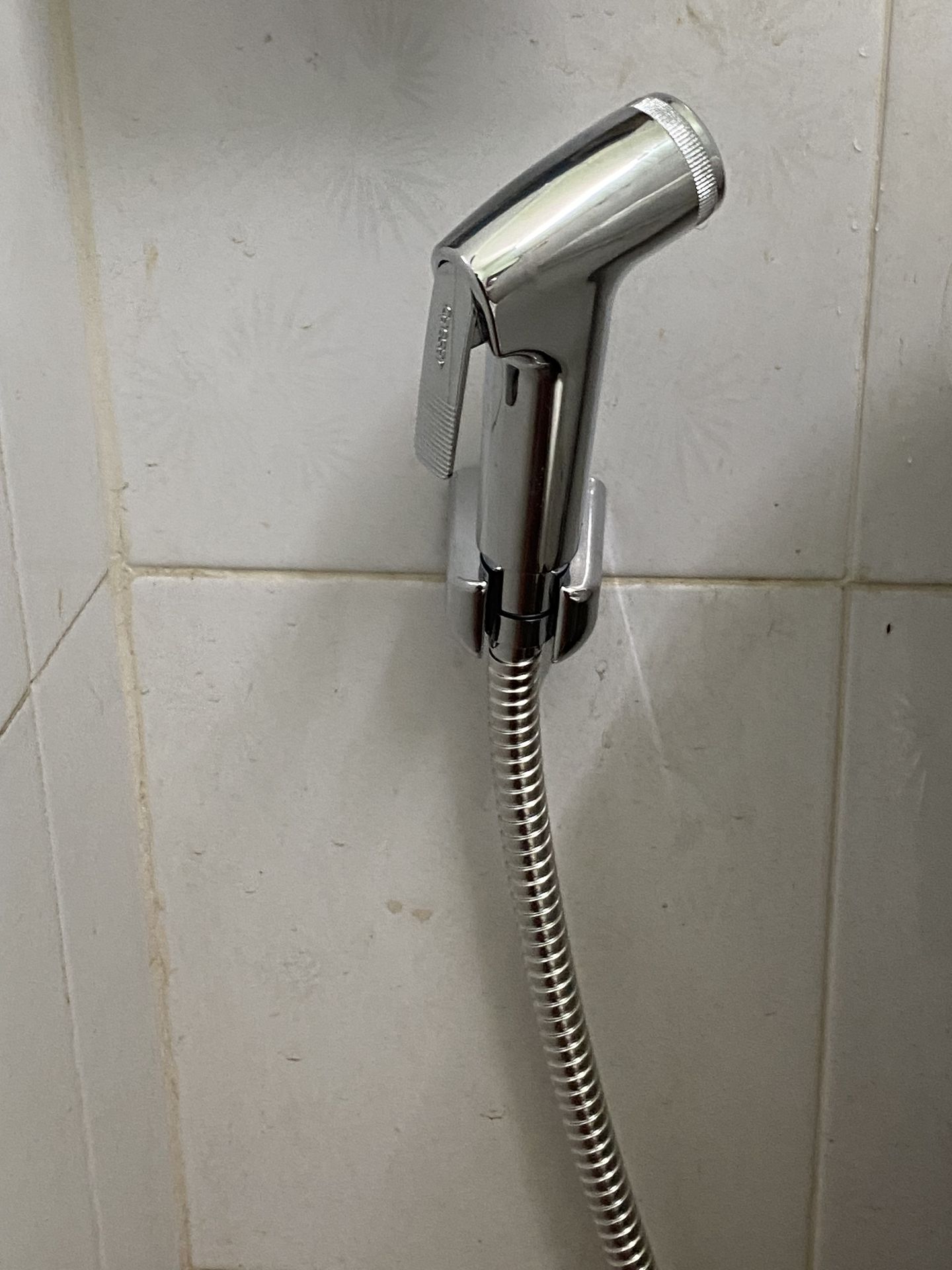 Đánh giá sản phẩm Vòi xịt vệ sinh Caesar BS304CW