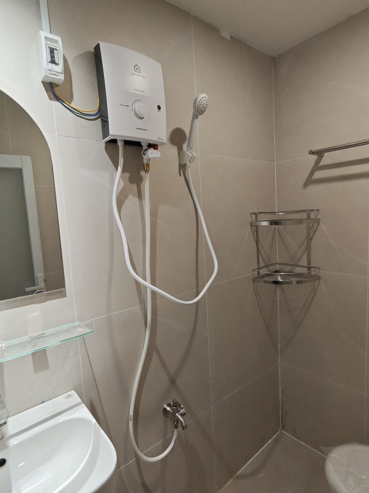 Đánh giá sản phẩm Máy nước nóng trực tiếp Aures Easy Ariston