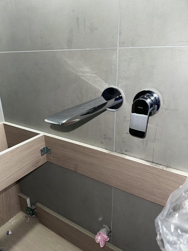 Đánh giá sản phẩm Vòi lavabo nóng lạnh gắn tường GA TOTO TLG04310BB