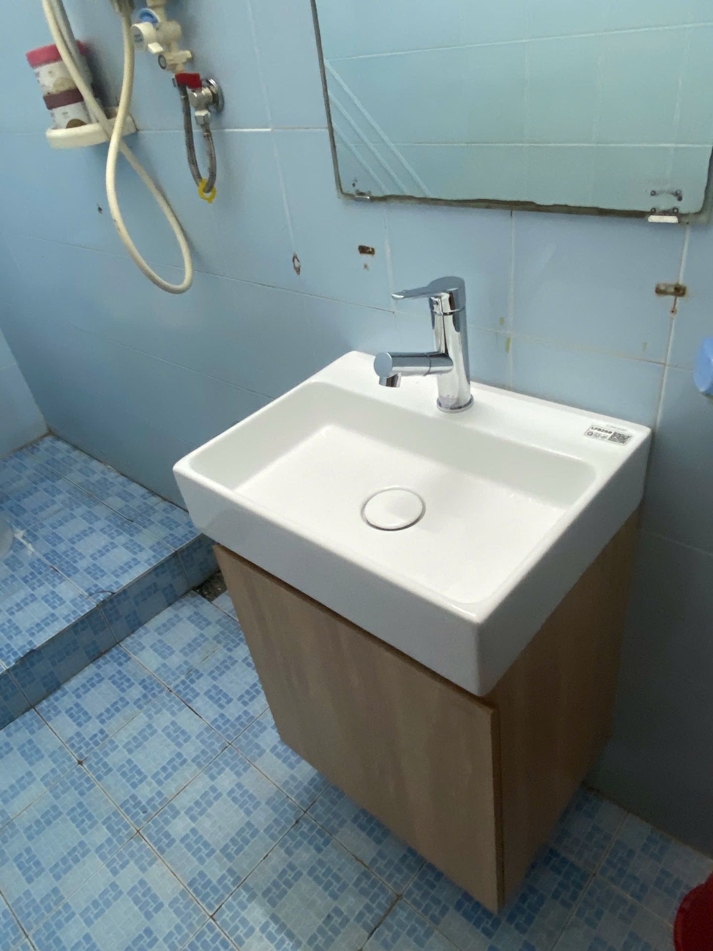 Đánh giá sản phẩm Vòi chậu lavabo lạnh dây rút Caesar B190C