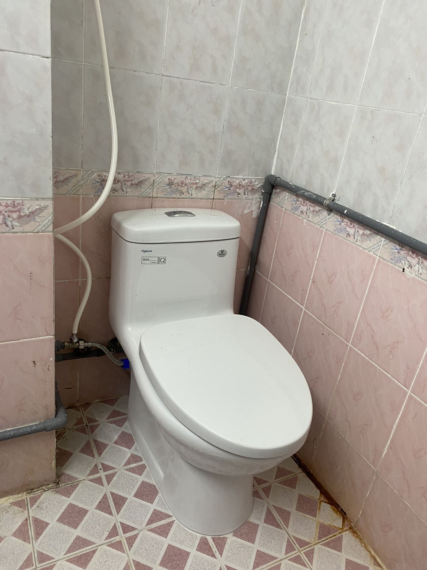 Đánh giá sản phẩm Bồn cầu 1 khối Viglacera BL5V nắp êm xả xoáy (+ vòi xịt VG826)