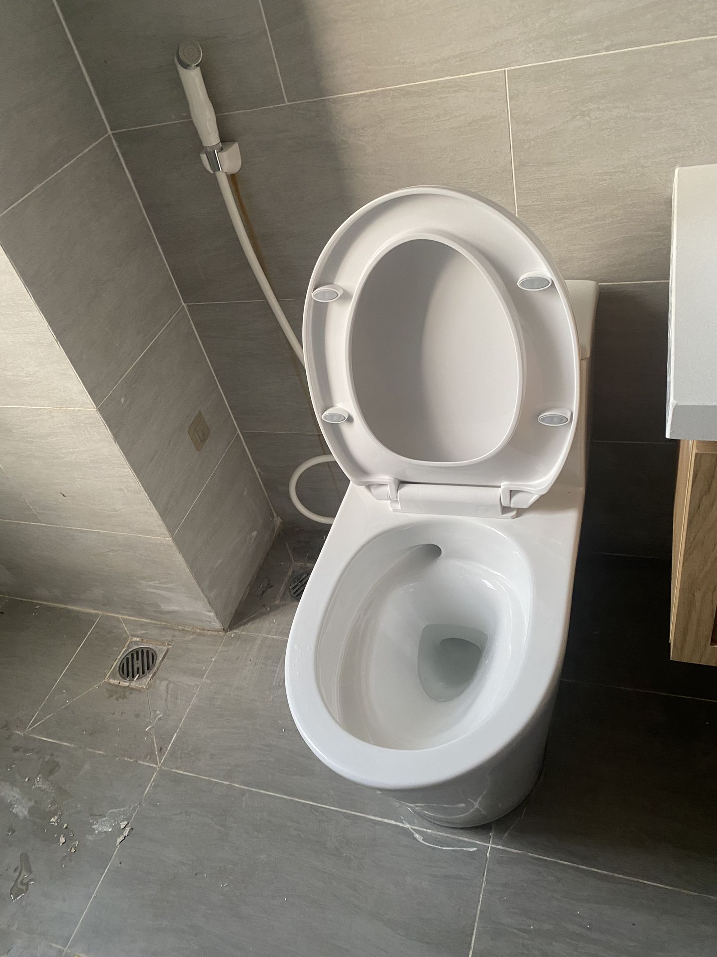 Đánh giá sản phẩm Bồn cầu 1 khối nắp êm Viglacera V823 (+ vòi xịt VG826)