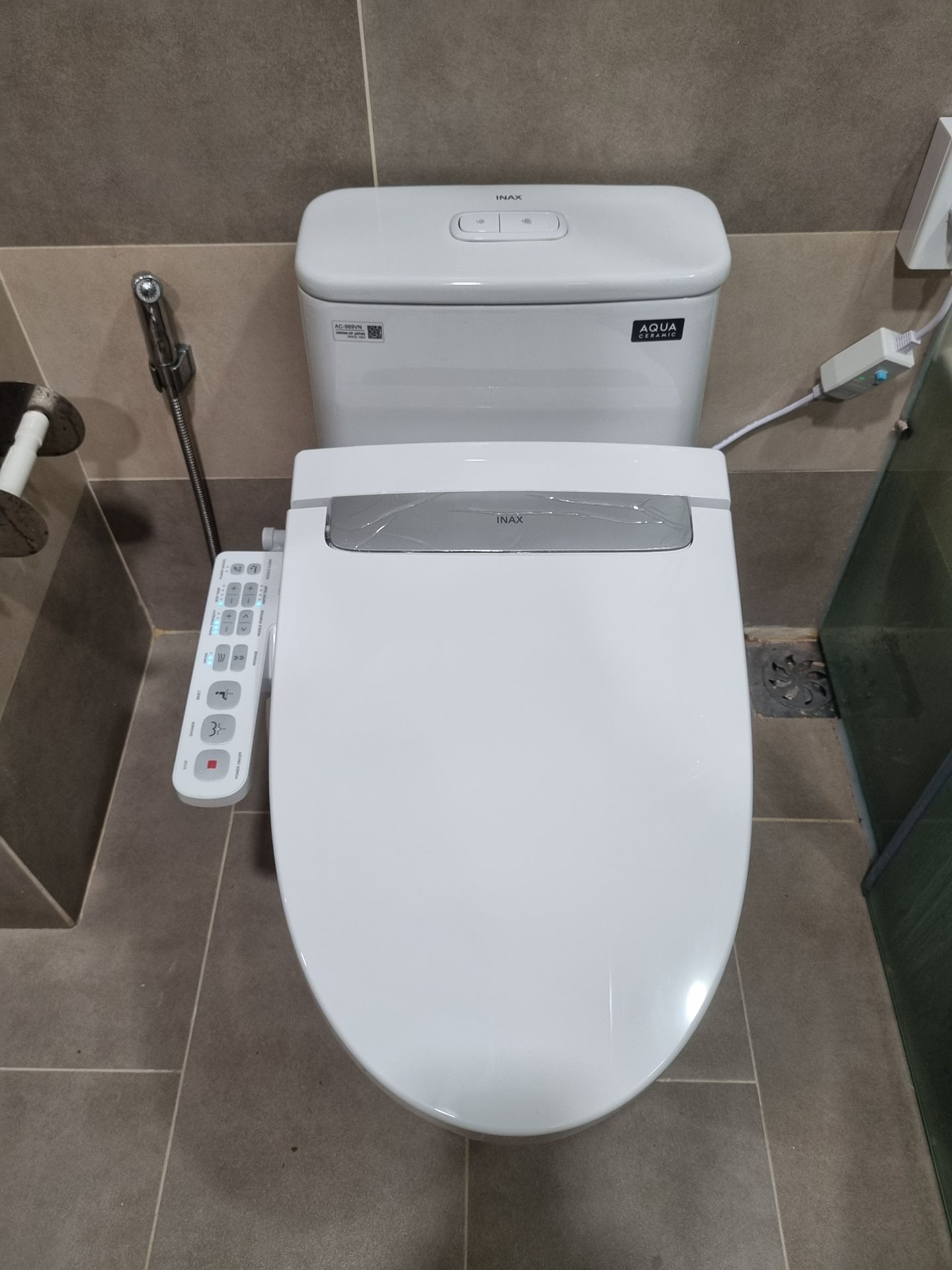 Đánh giá sản phẩm Bồn cầu 1 khối nắp điện tử INAX AC-989 + CW-H20VN