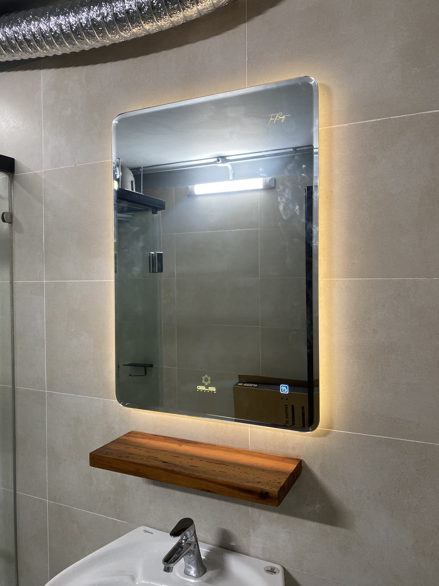 Đánh giá sản phẩm Gương led chữ nhật 50x70cm GLS M35R31 ánh sáng ngoài mài vát cạnh