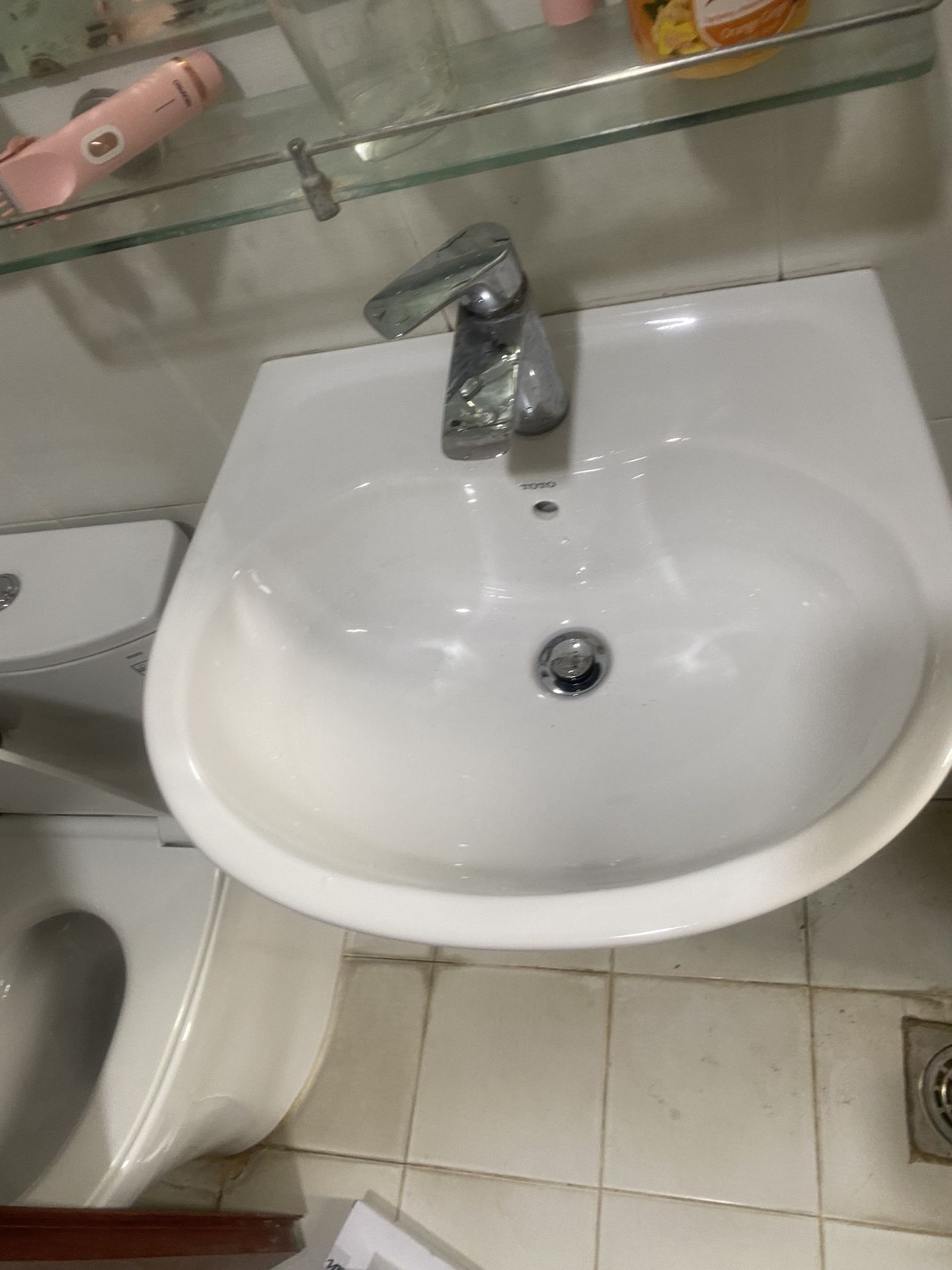 Đánh giá sản phẩm Chậu lavabo treo tường TOTO LHT236CS chân lửng