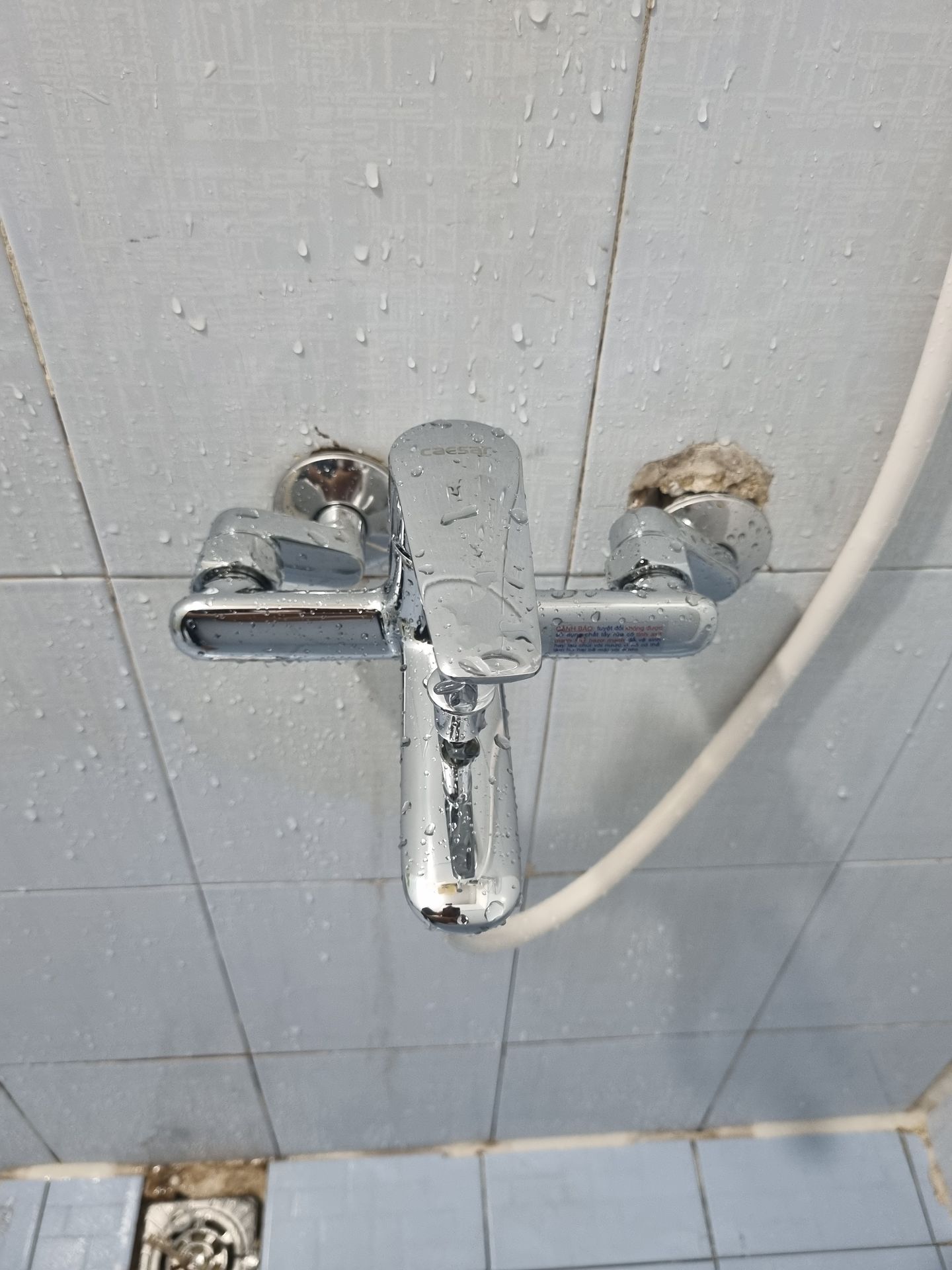 Đánh giá sản phẩm Bộ vòi sen tắm nóng lạnh Caesar S383C (Tay sen tắm xi)