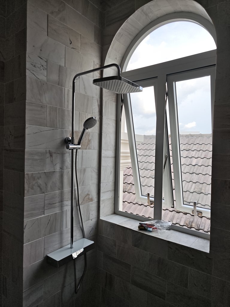Đánh giá sản phẩm Sen cây nhiệt độ TOTO TBW12400V (kèm vòi xả bồn và kệ để đồ)