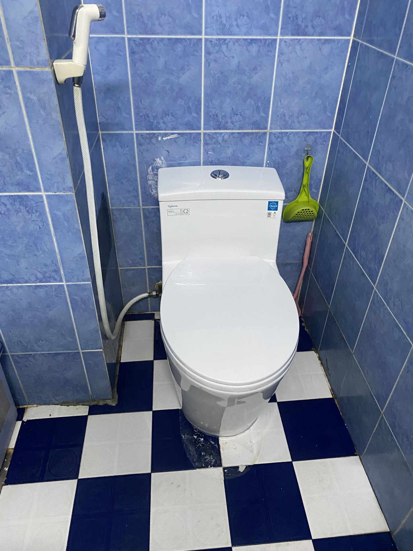 Đánh giá sản phẩm Bồn cầu 1 khối nắp êm Viglacera V823 (+ vòi xịt VG826)