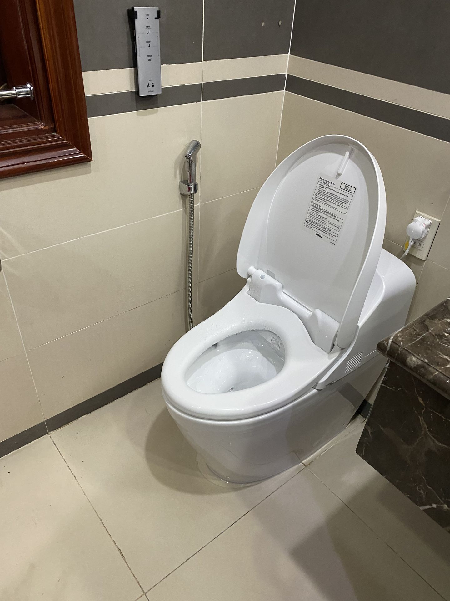 Đánh giá sản phẩm Bồn cầu điện tử GG TOTO C971 TCF9433A