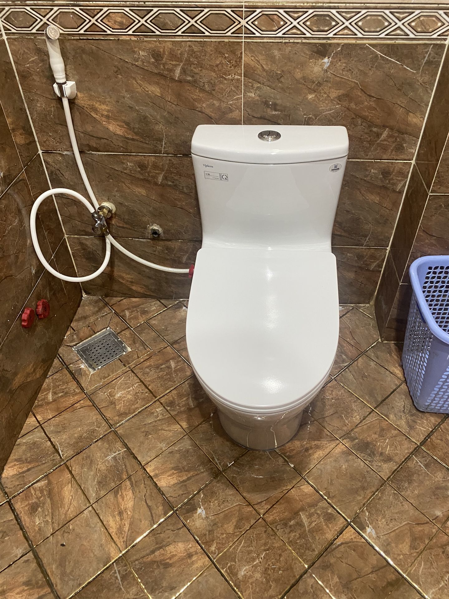 Đánh giá sản phẩm Bồn cầu 1 khối Viglacera V36 nắp êm (+ vòi xịt VG826)