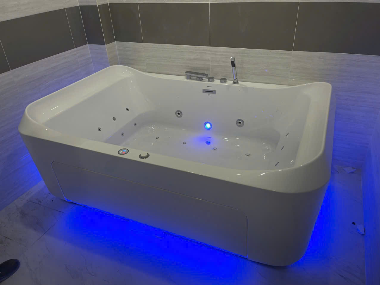 Đánh giá sản phẩm Bồn tắm đặt sàn massage 1.8m gồm vòi MOWOEN MW8123-180.2MS