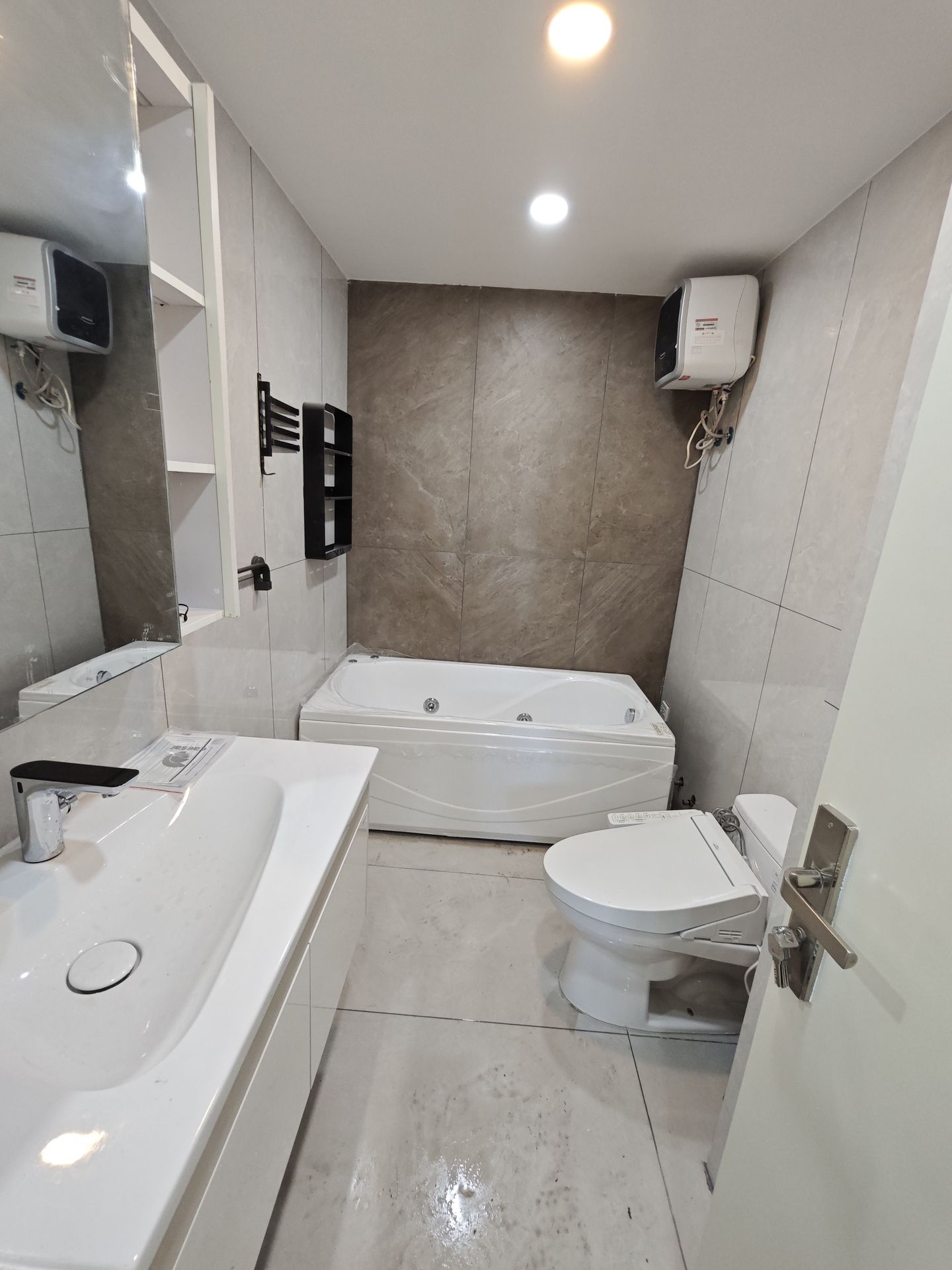 Đánh giá sản phẩm Bồn tắm chân yếm 1m5 massage Caesar MT0150L(R)