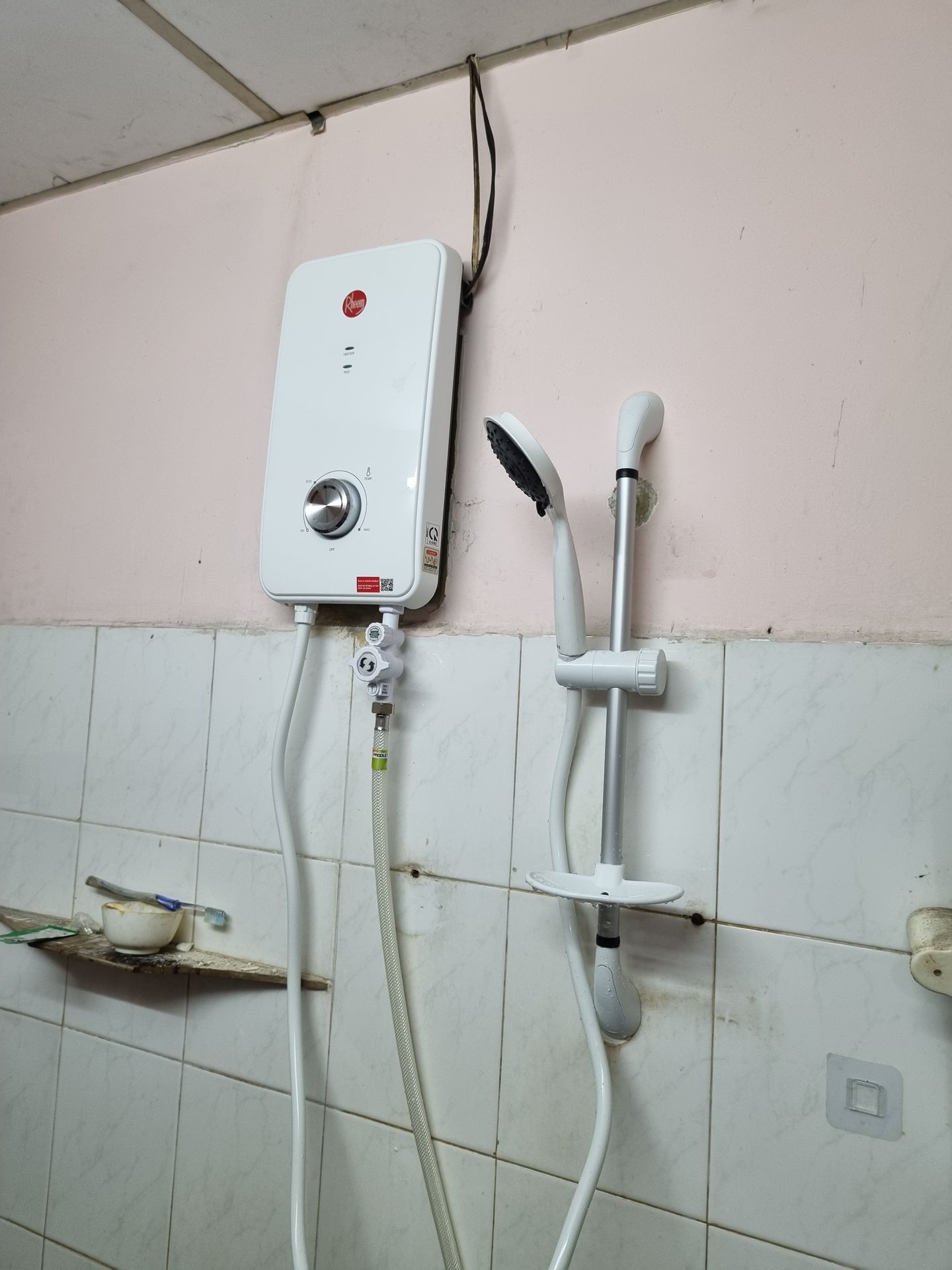 Đánh giá sản phẩm Máy nước nóng trực tiếp Rheem Performance Plus