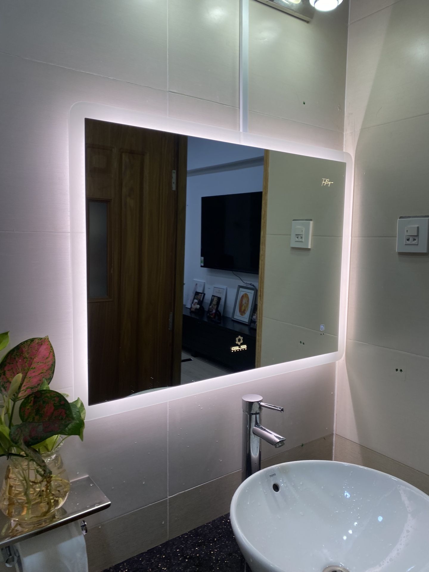 Đánh giá sản phẩm Gương led chữ nhật 80x60cm GLS M35R64 ánh sáng ngoài hoa văn