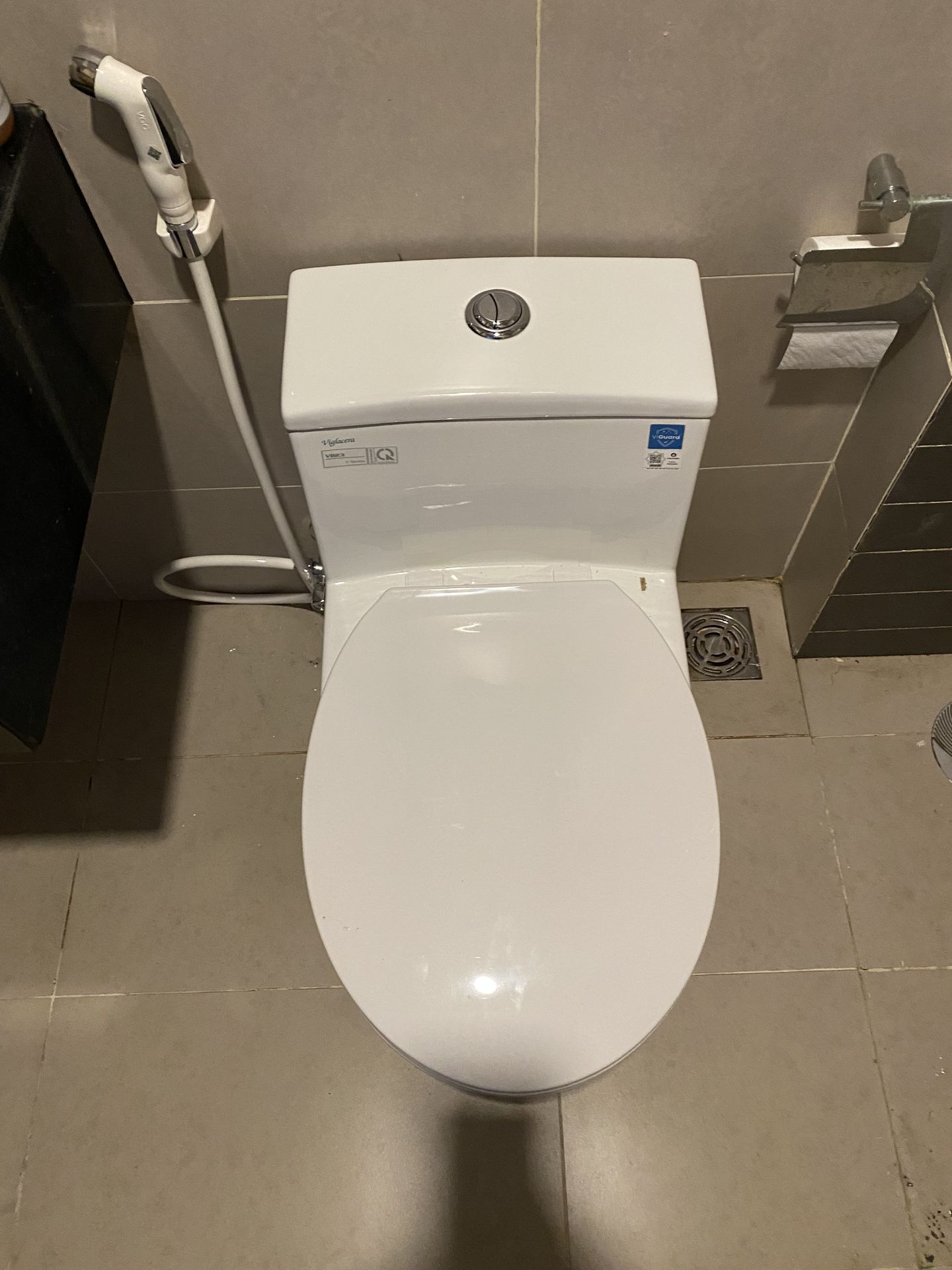 Đánh giá sản phẩm Bồn cầu 1 khối nắp êm Viglacera V823 (+ vòi xịt VG826)