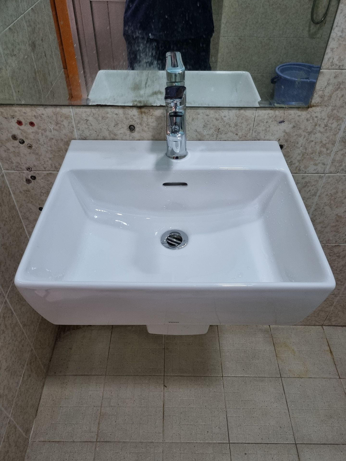 Đánh giá sản phẩm Chậu lavabo treo tường TOTO LHT328C chân lửng