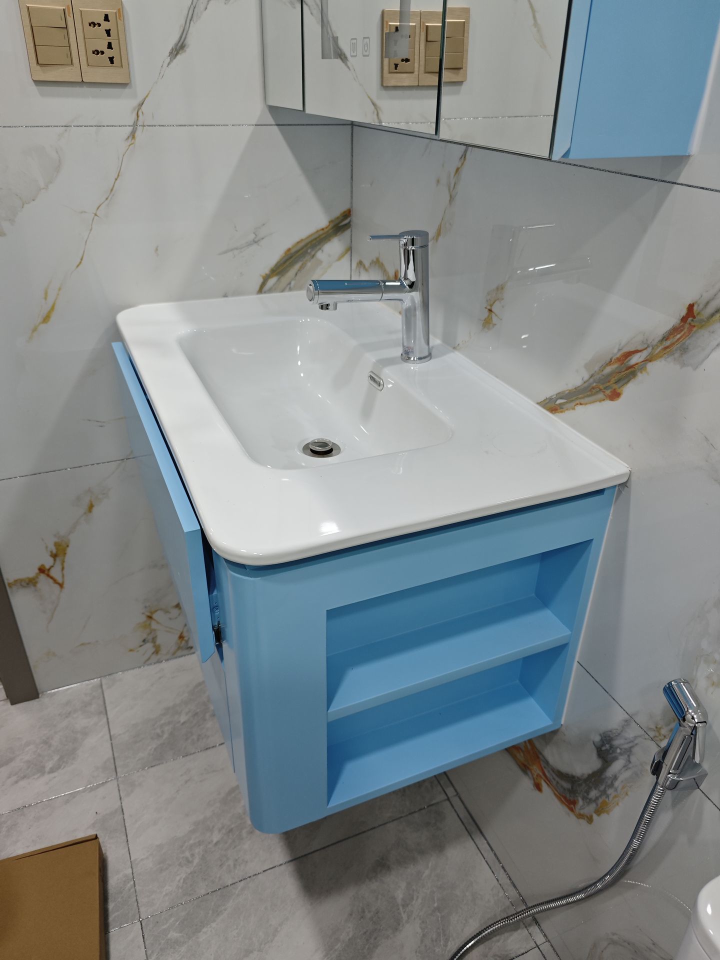 Đánh giá sản phẩm Vòi chậu lavabo nóng lạnh dây rút Caesar B196C