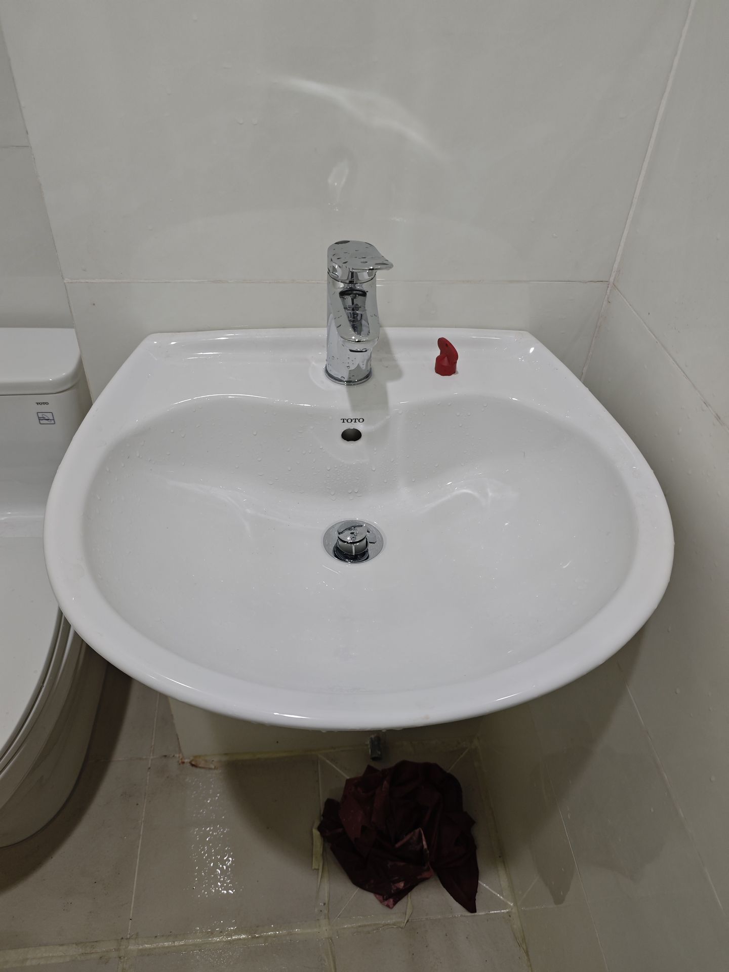 Đánh giá sản phẩm Chậu lavabo treo tường TOTO LHT300CR chân lửng