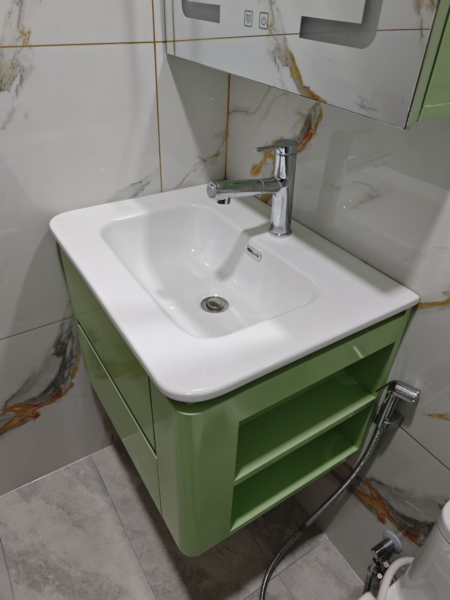 Đánh giá sản phẩm Vòi chậu lavabo nóng lạnh dây rút Caesar B196C
